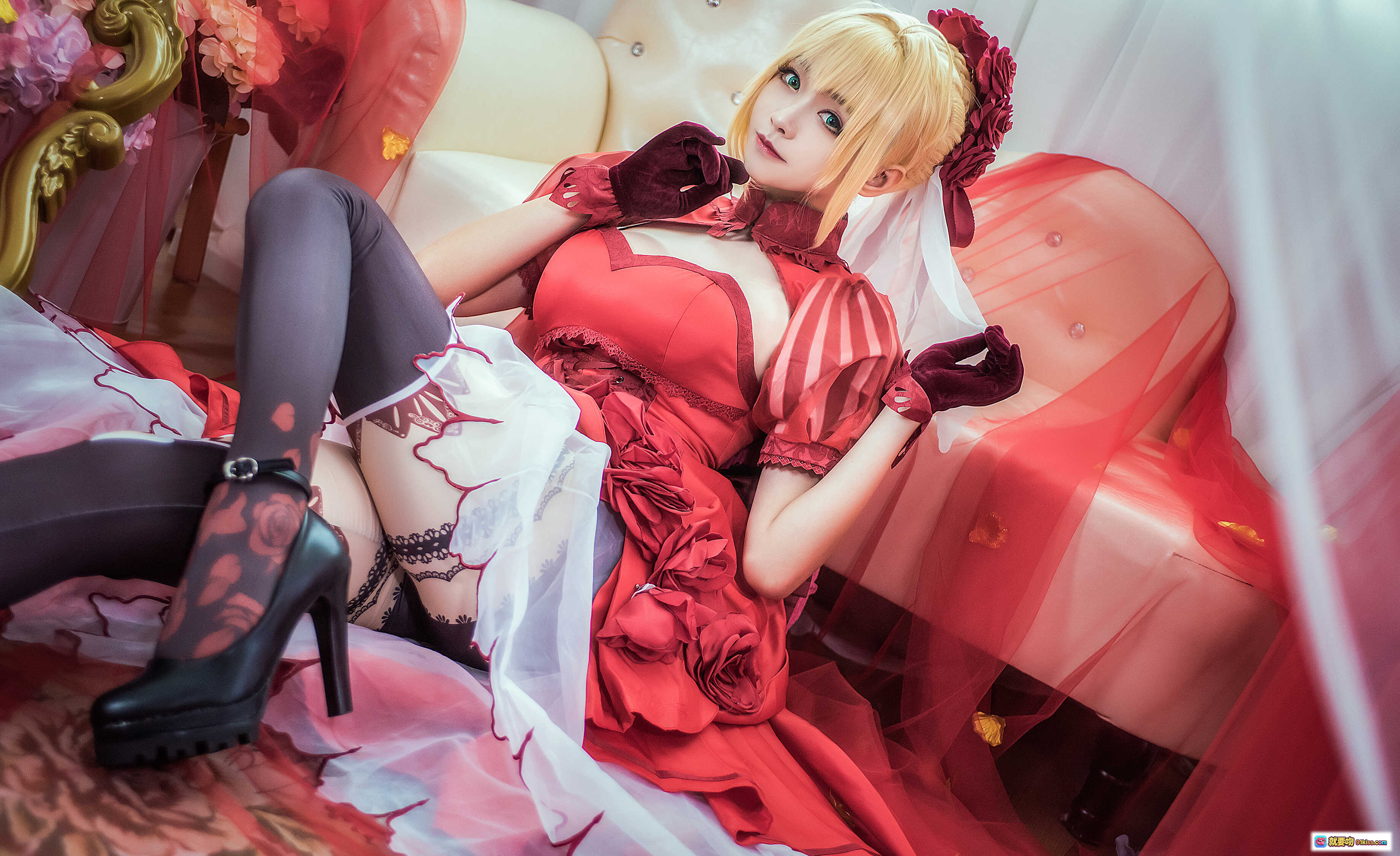 图片[9] - 尼禄·克劳狄乌斯Cosplay写真｜红色洛丽塔礼服｜金发双马尾｜华丽玫瑰装饰｜精致妆容｜优雅坐姿｜室内布景｜高清13P图集 - 就要吻