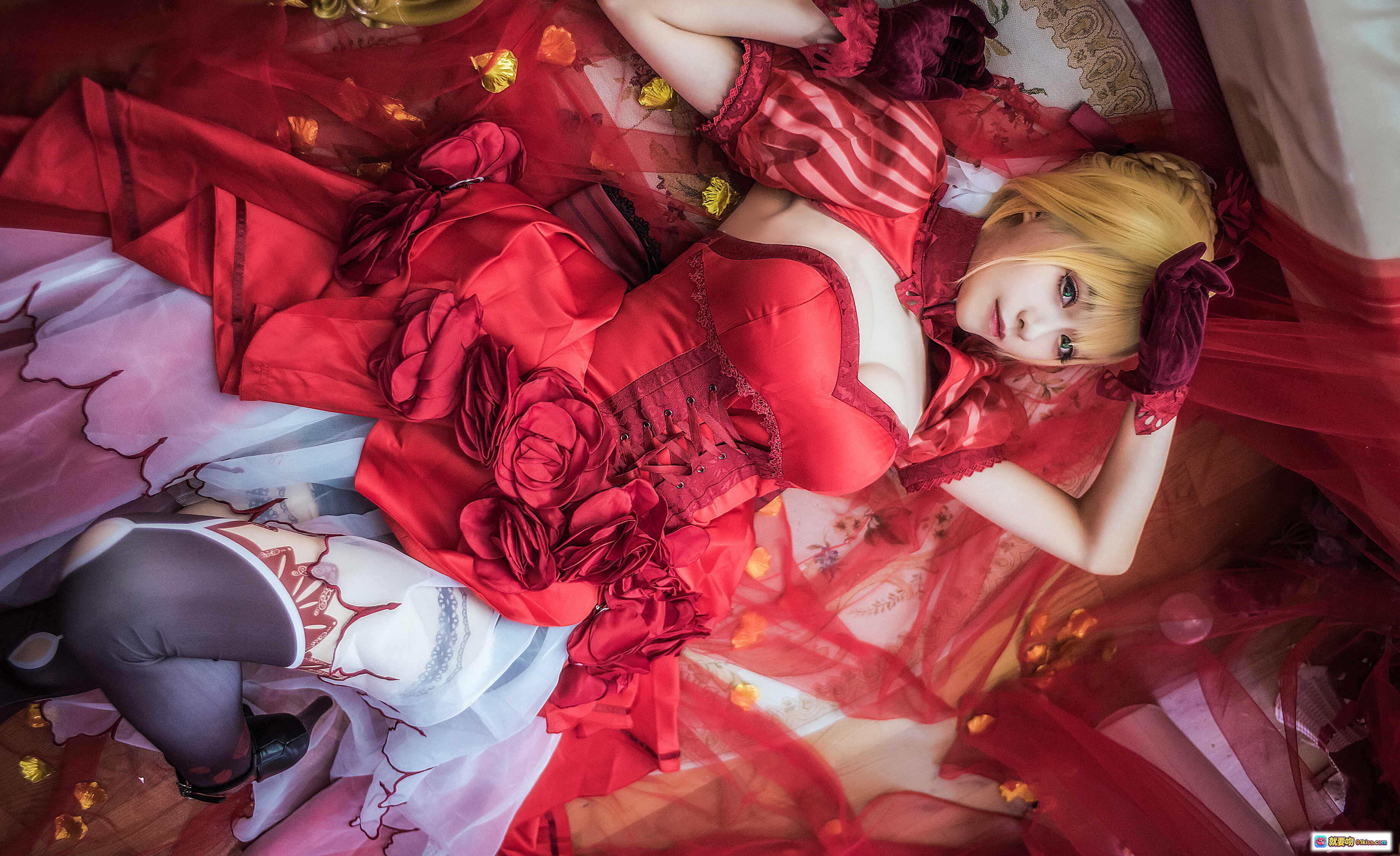 图片[7] - 尼禄·克劳狄乌斯Cosplay写真｜红色洛丽塔礼服｜金发双马尾｜华丽玫瑰装饰｜精致妆容｜优雅坐姿｜室内布景｜高清13P图集 - 就要吻