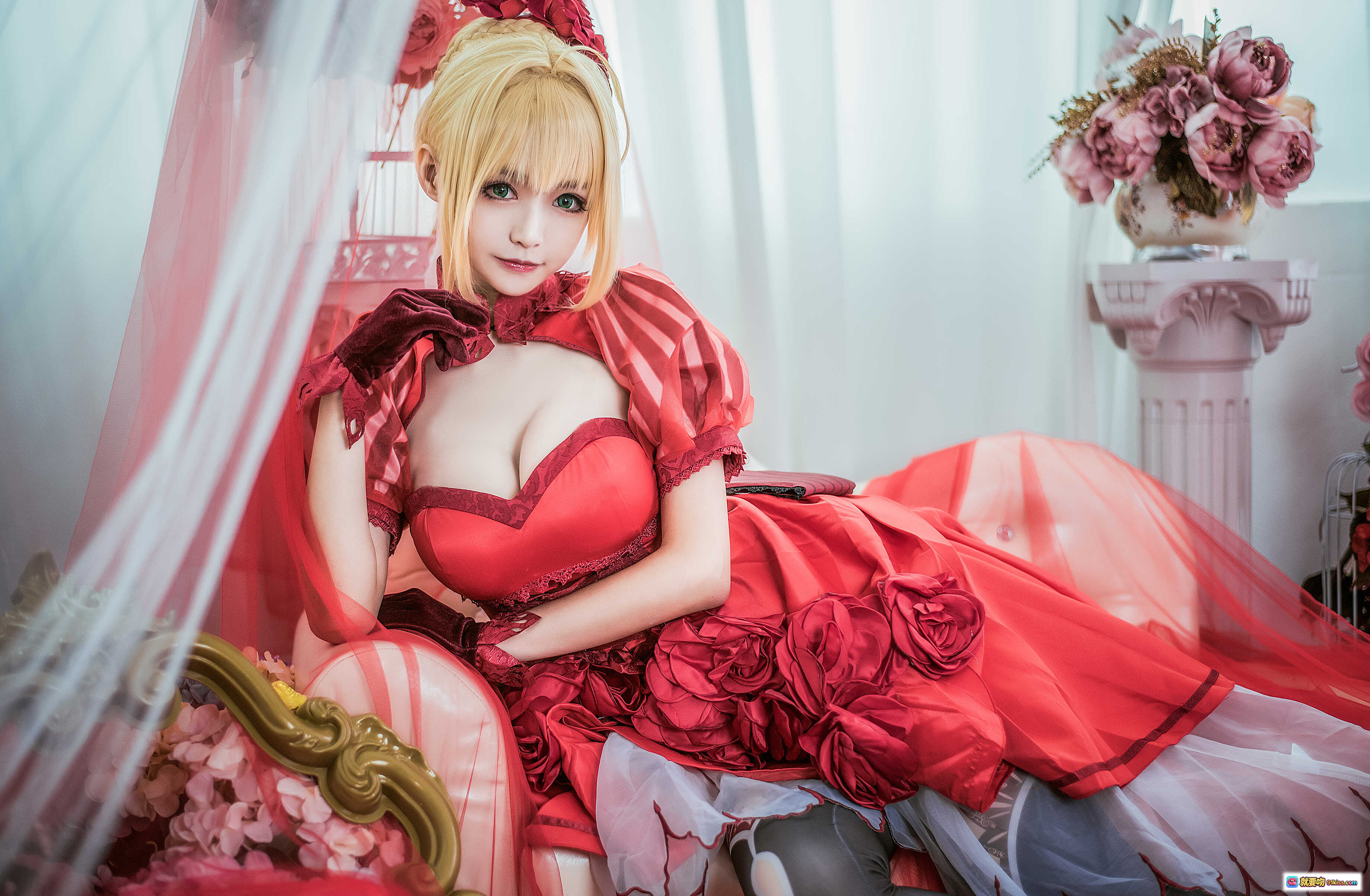 图片[1] - 尼禄·克劳狄乌斯Cosplay写真｜红色洛丽塔礼服｜金发双马尾｜华丽玫瑰装饰｜精致妆容｜优雅坐姿｜室内布景｜高清13P图集 - 就要吻