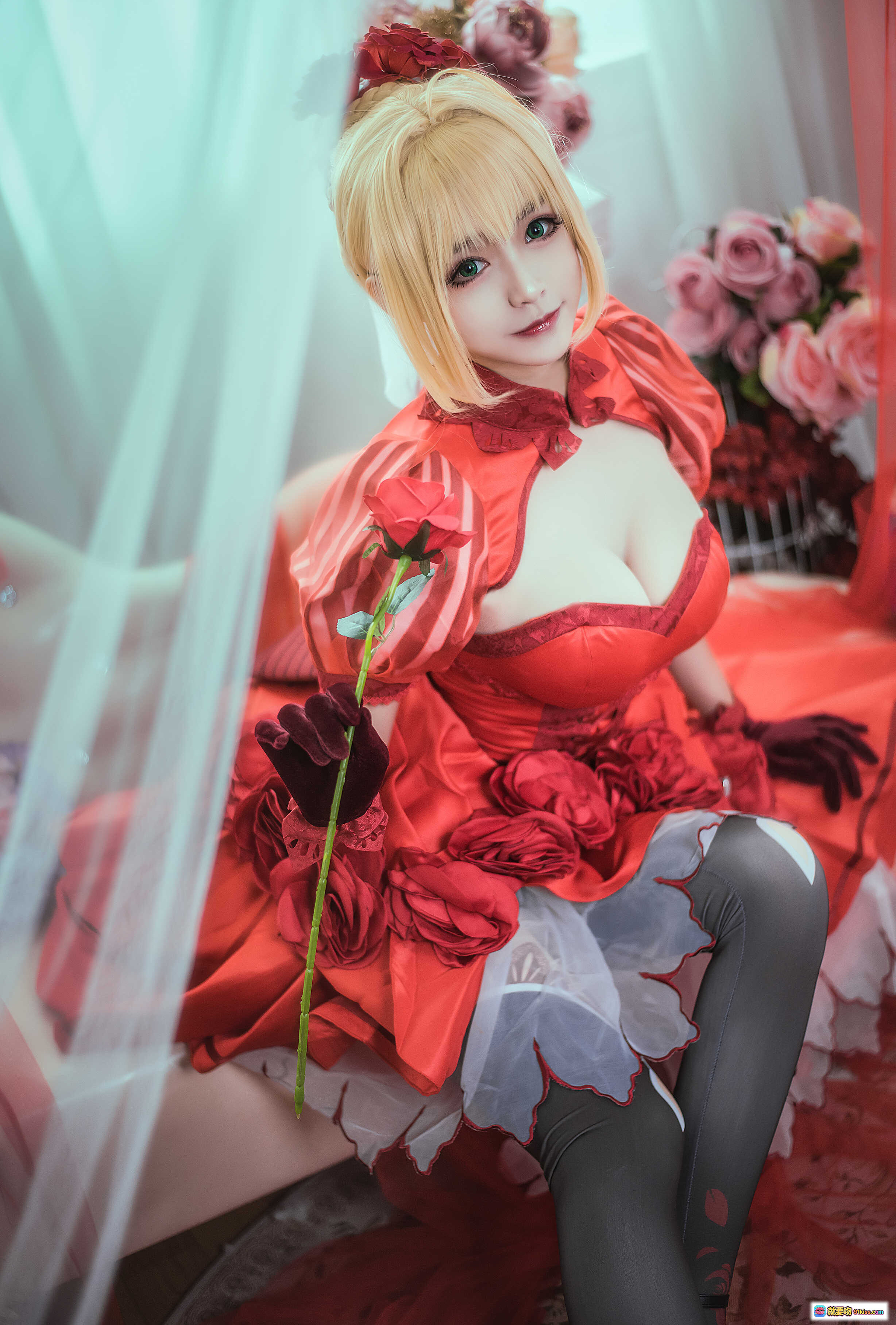 图片[5] - 尼禄·克劳狄乌斯Cosplay写真｜红色洛丽塔礼服｜金发双马尾｜华丽玫瑰装饰｜精致妆容｜优雅坐姿｜室内布景｜高清13P图集 - 就要吻