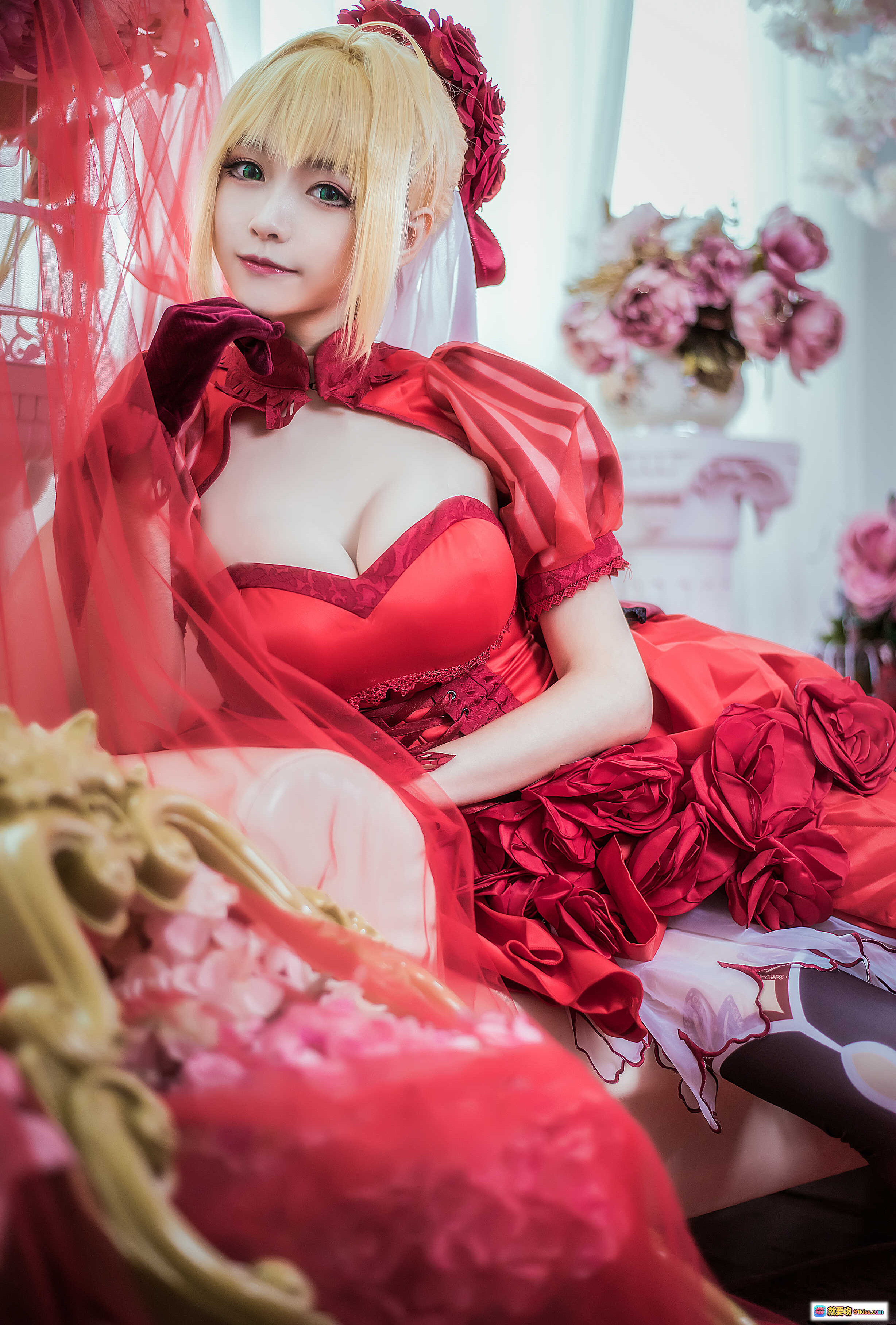 图片[4] - 尼禄·克劳狄乌斯Cosplay写真｜红色洛丽塔礼服｜金发双马尾｜华丽玫瑰装饰｜精致妆容｜优雅坐姿｜室内布景｜高清13P图集 - 就要吻