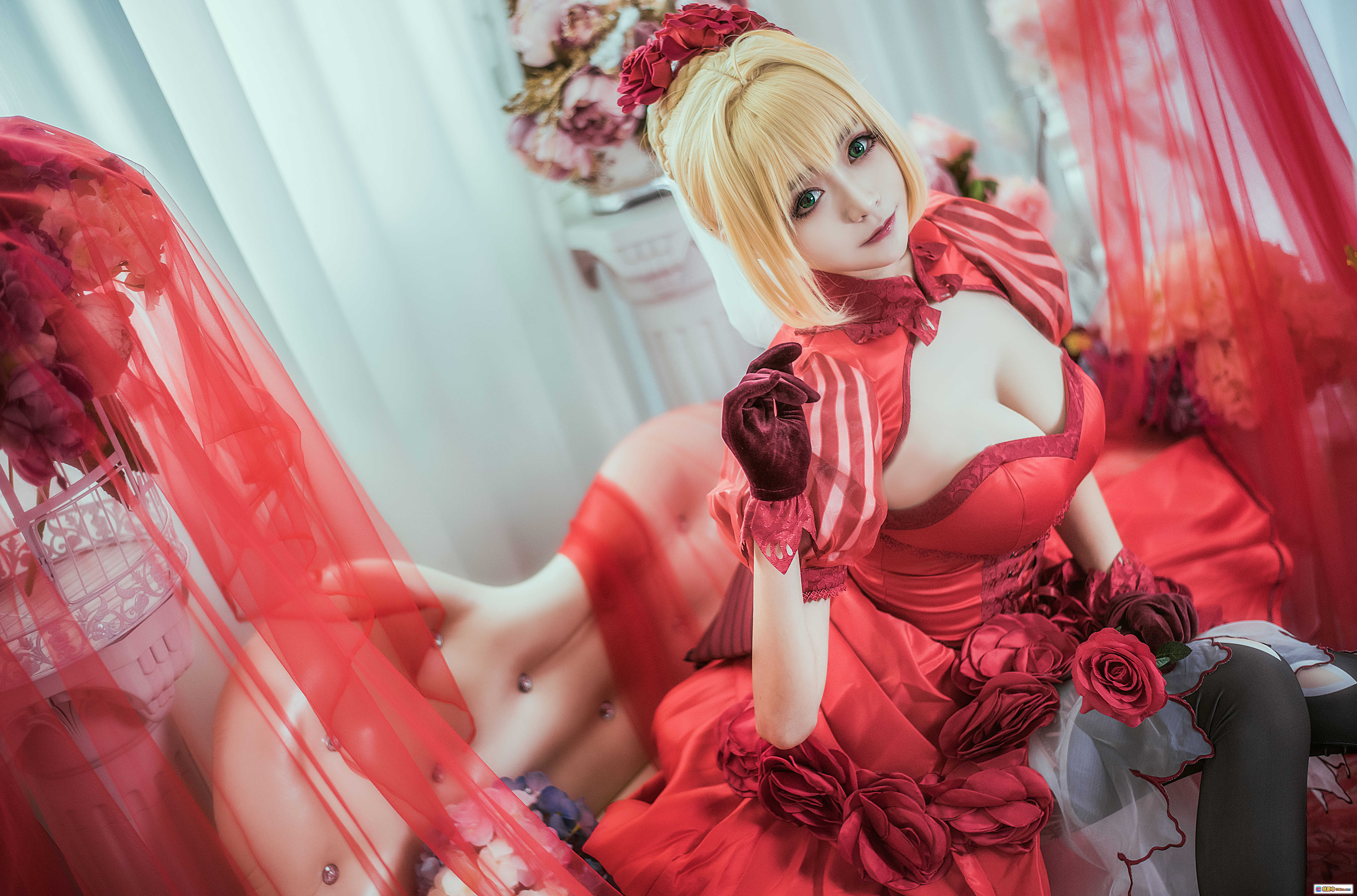 图片[10] - 尼禄·克劳狄乌斯Cosplay写真｜红色洛丽塔礼服｜金发双马尾｜华丽玫瑰装饰｜精致妆容｜优雅坐姿｜室内布景｜高清13P图集 - 就要吻