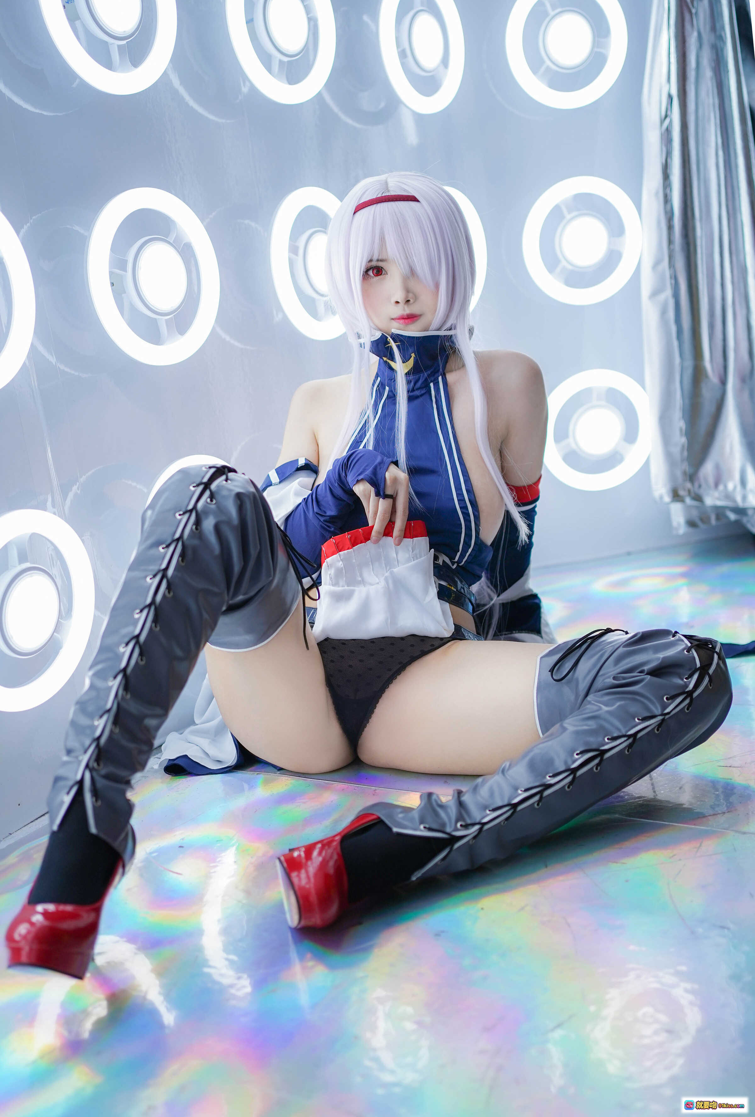图片[10] - KaYa萱 NO.027 科罗拉多 Cosplay写真 | 白发蓝衣性感造型 | 高筒靴黑丝诱惑 | 光环背景炫彩地面 | 10P高清美图 - 就要吻
