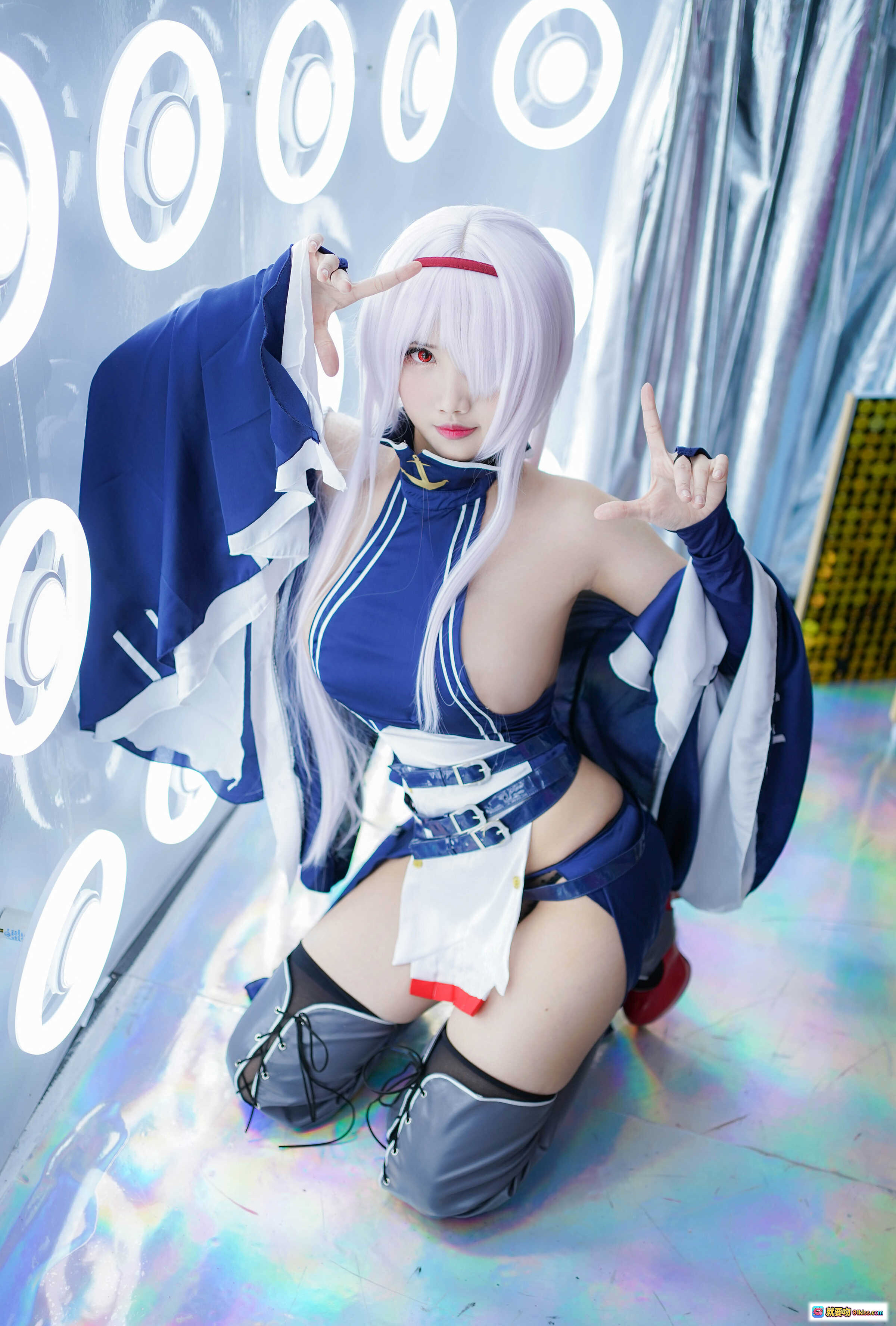 图片[9] - KaYa萱 NO.027 科罗拉多 Cosplay写真 | 白发蓝衣性感造型 | 高筒靴黑丝诱惑 | 光环背景炫彩地面 | 10P高清美图 - 就要吻