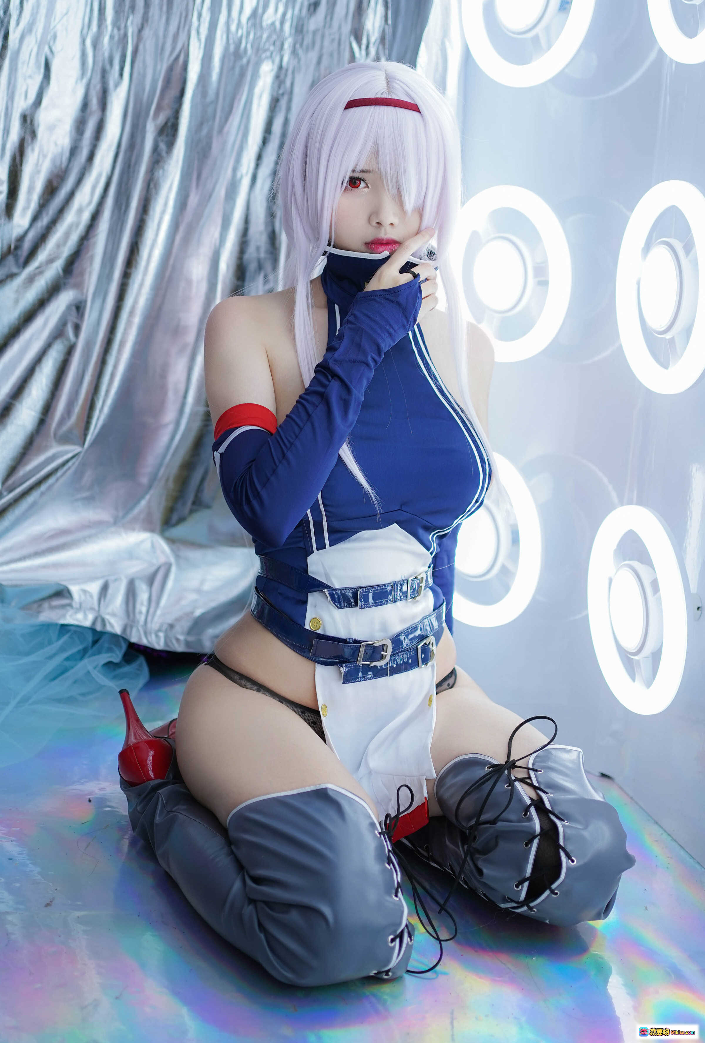 图片[4] - KaYa萱 NO.027 科罗拉多 Cosplay写真 | 白发蓝衣性感造型 | 高筒靴黑丝诱惑 | 光环背景炫彩地面 | 10P高清美图 - 就要吻