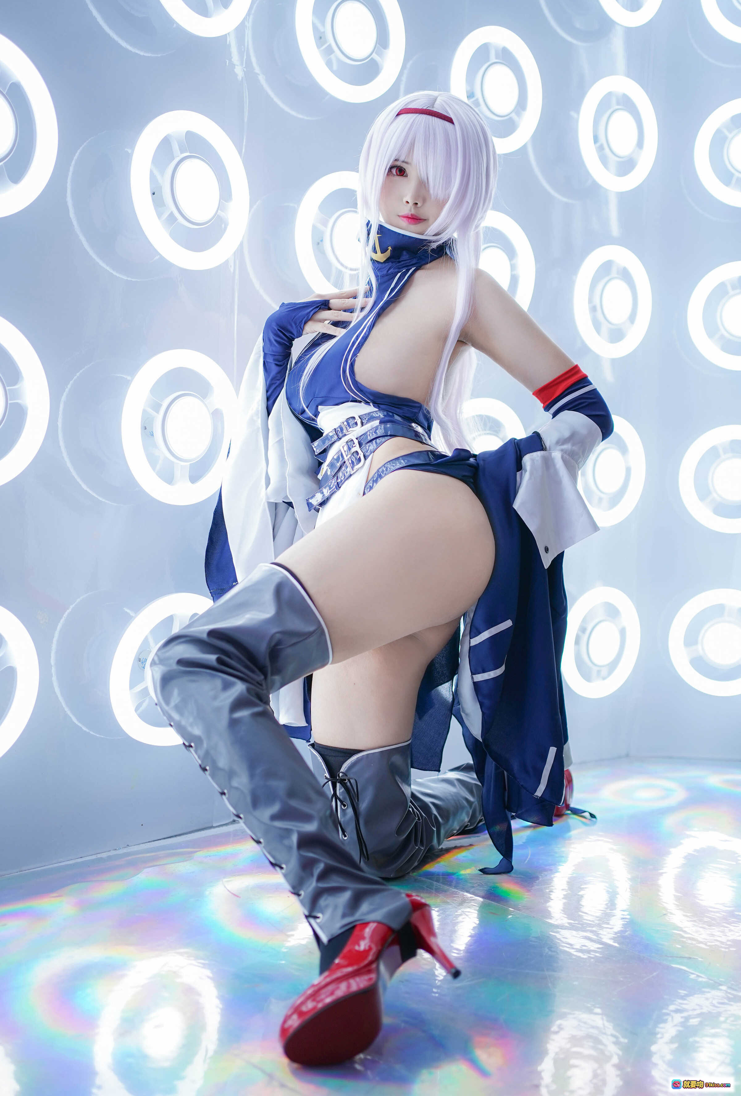 图片[2] - KaYa萱 NO.027 科罗拉多 Cosplay写真 | 白发蓝衣性感造型 | 高筒靴黑丝诱惑 | 光环背景炫彩地面 | 10P高清美图 - 就要吻