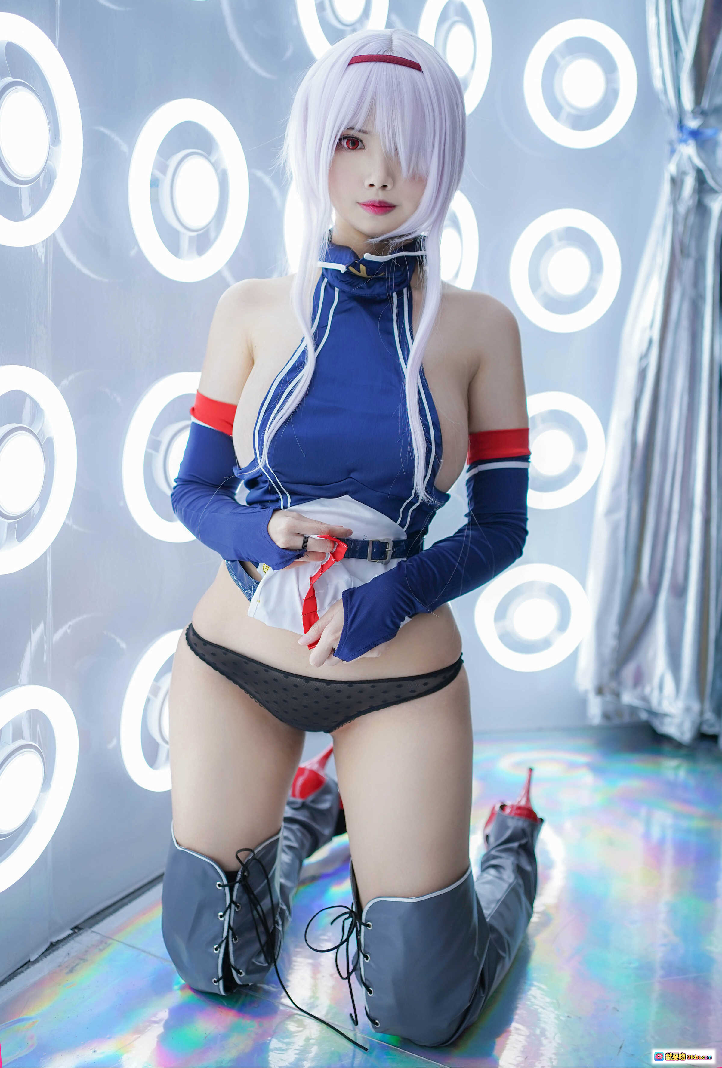 KaYa萱 NO.027 科罗拉多 Cosplay写真 | 白发蓝衣性感造型 | 高筒靴黑丝诱惑 | 光环背景炫彩地面 | 10P高清美图 - 就要吻