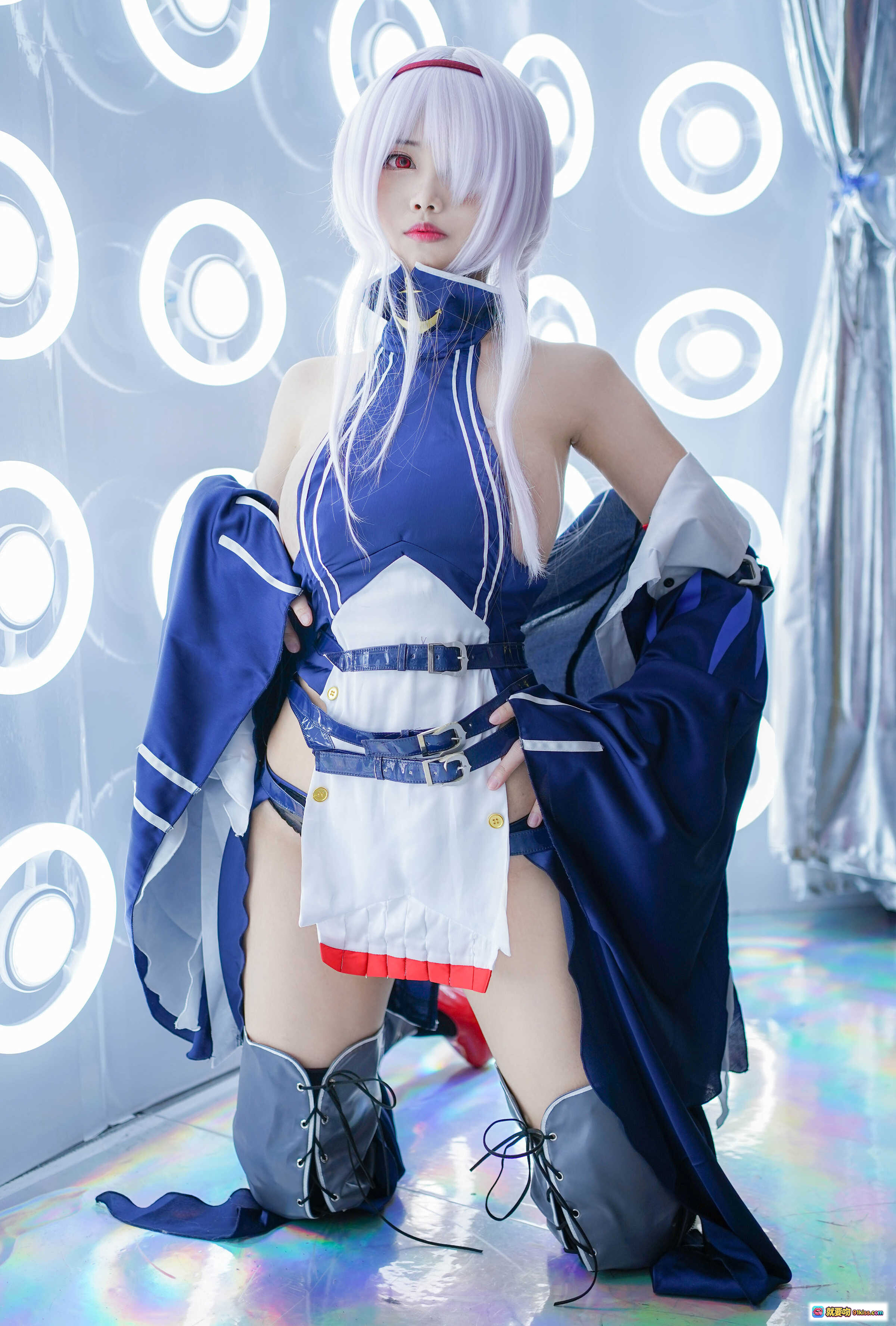 图片[8] - KaYa萱 NO.027 科罗拉多 Cosplay写真 | 白发蓝衣性感造型 | 高筒靴黑丝诱惑 | 光环背景炫彩地面 | 10P高清美图 - 就要吻