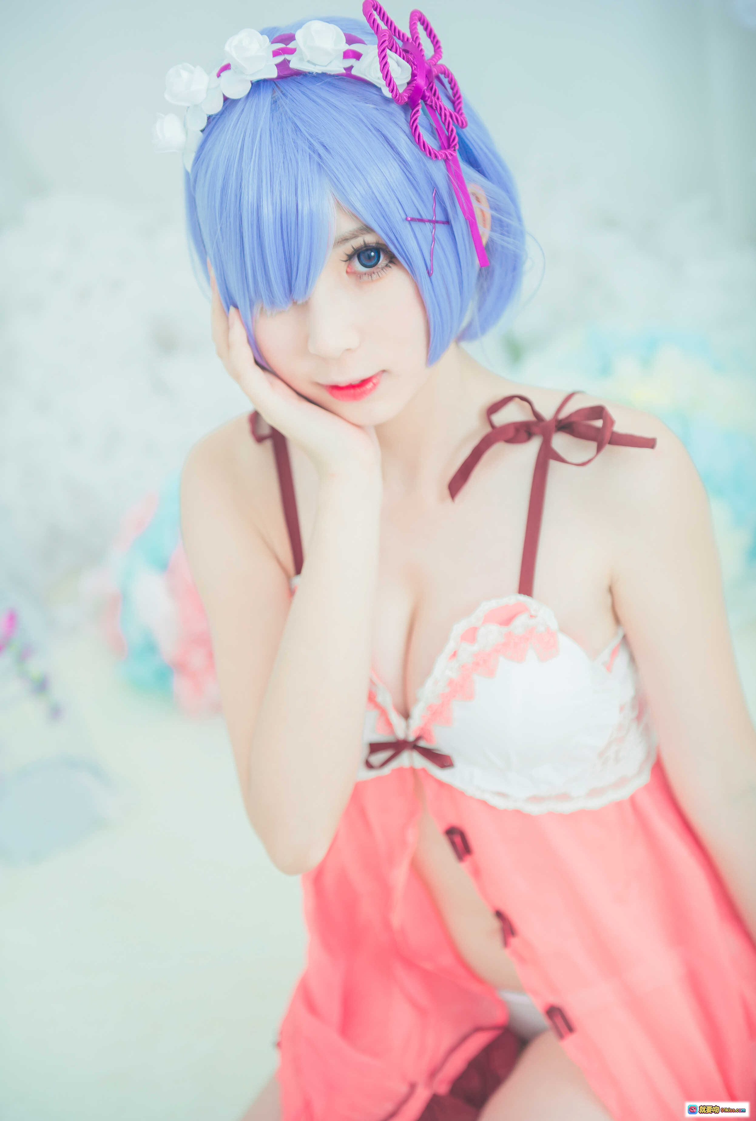 图片[4] - 小酥酱NO.009雷姆睡衣Cosplay蓝发少女粉色蕾丝吊带裙手持白框镜甜美可爱写真24P - 就要吻