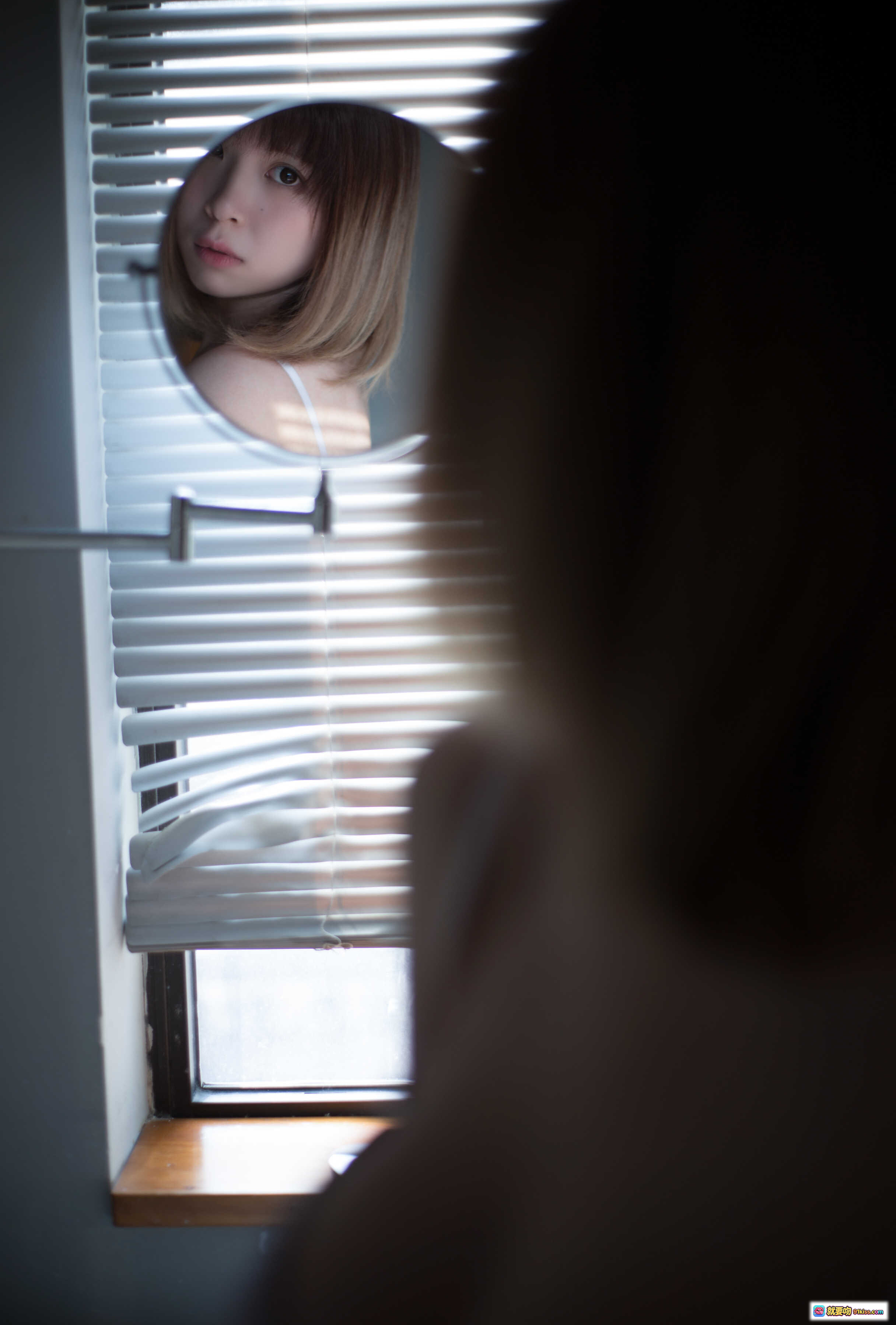 闪月半NO.007少女私房写真｜窗边百叶窗光影人像｜清新短发少女｜室内自然光拍摄｜18P高清图集 - 就要吻