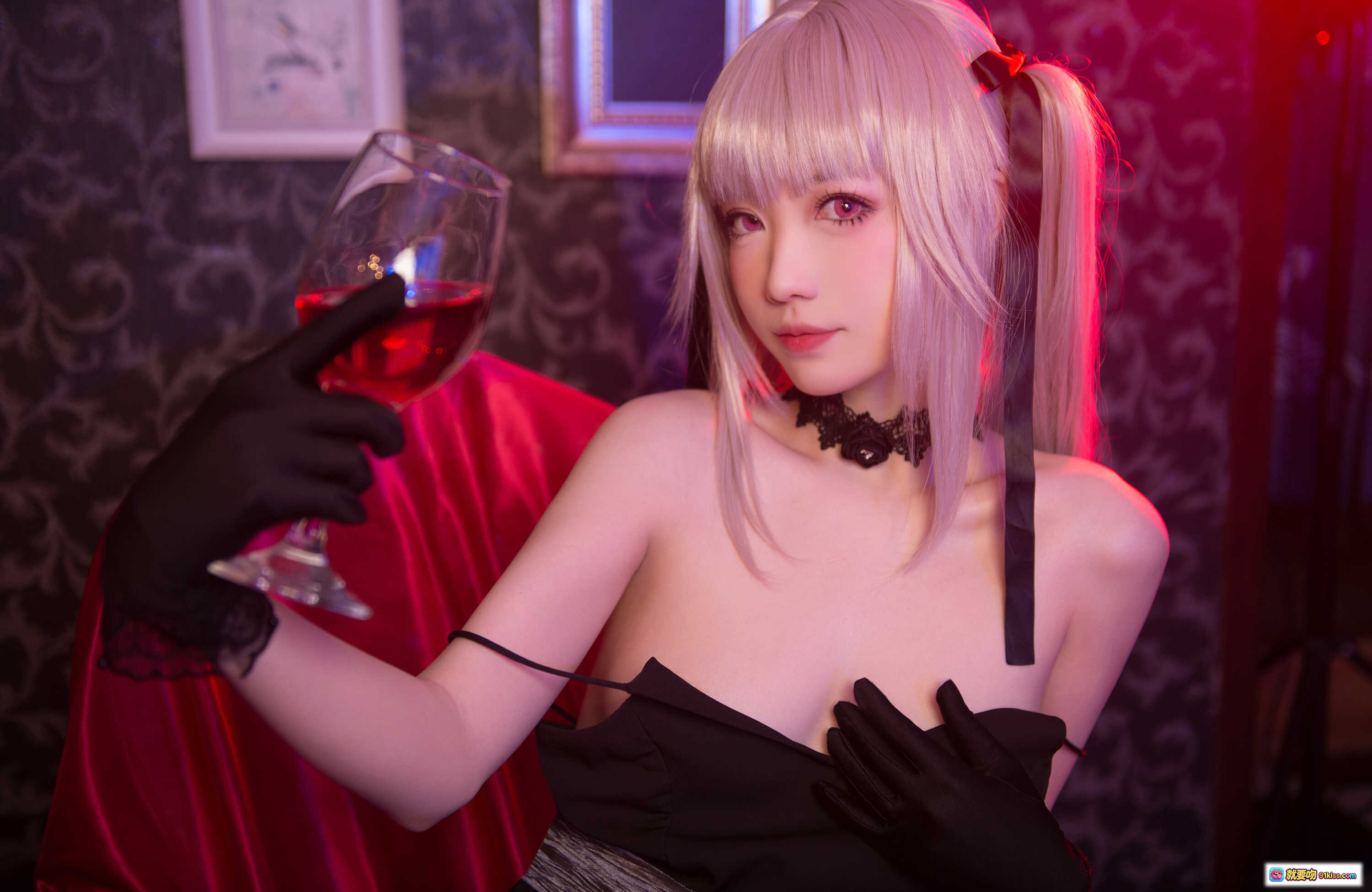 图片[4] - 妖少you1-篝之雾枝cosplay写真｜银发双马尾黑裙蕾丝袜红椅红酒杯哥特风美少女 - 就要吻