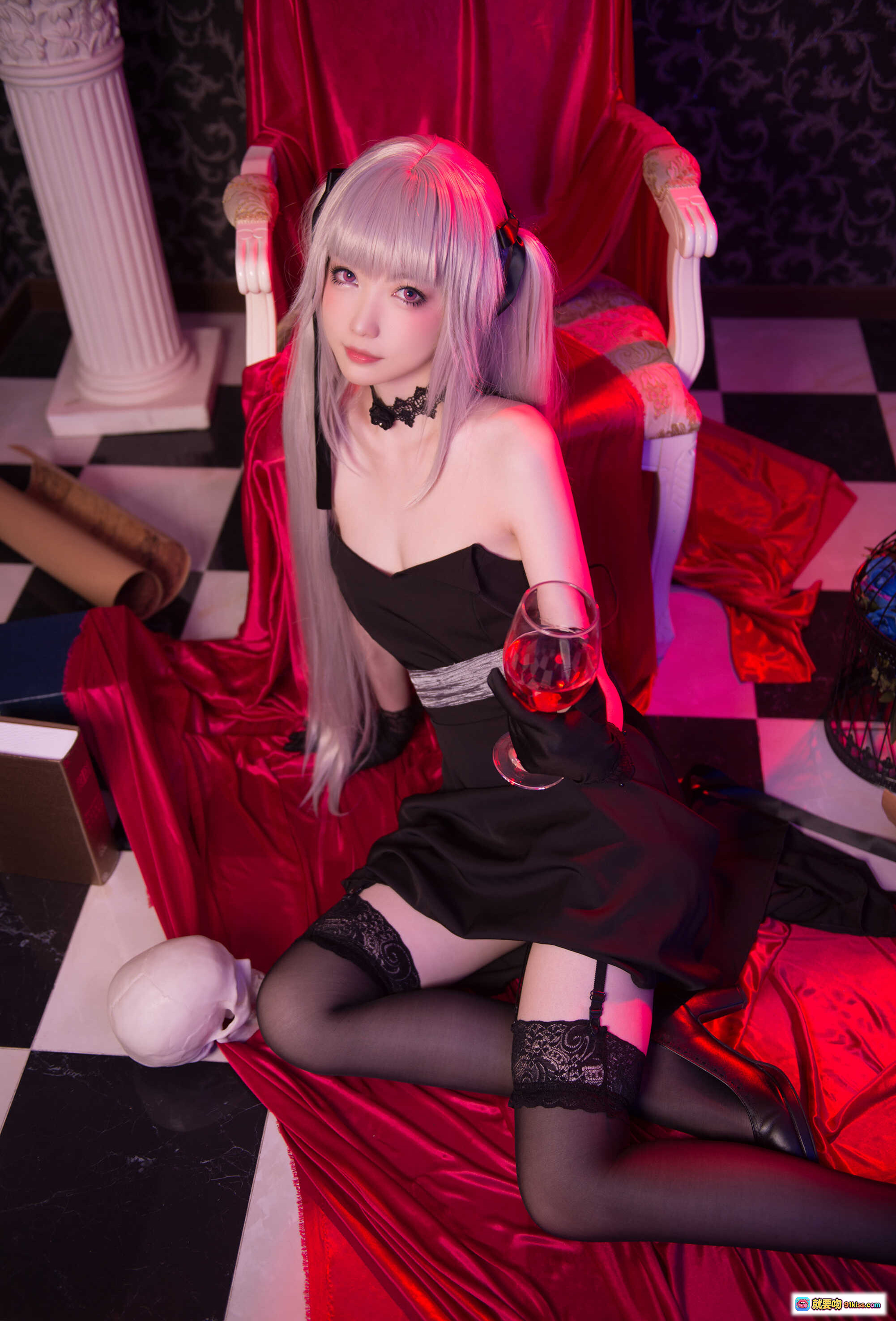 图片[1] - 妖少you1-篝之雾枝cosplay写真｜银发双马尾黑裙蕾丝袜红椅红酒杯哥特风美少女 - 就要吻