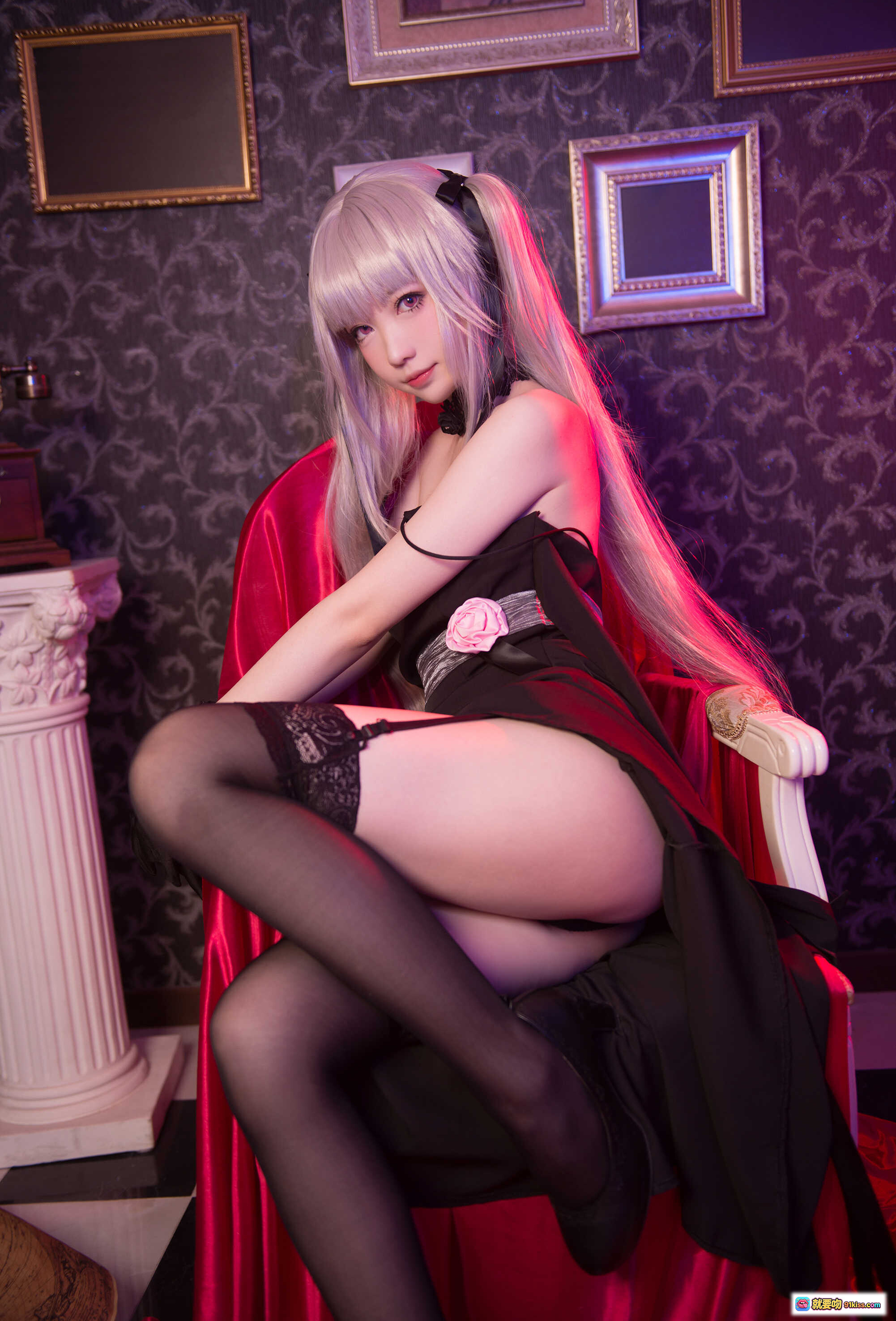 图片[8] - 妖少you1-篝之雾枝cosplay写真｜银发双马尾黑裙蕾丝袜红椅红酒杯哥特风美少女 - 就要吻