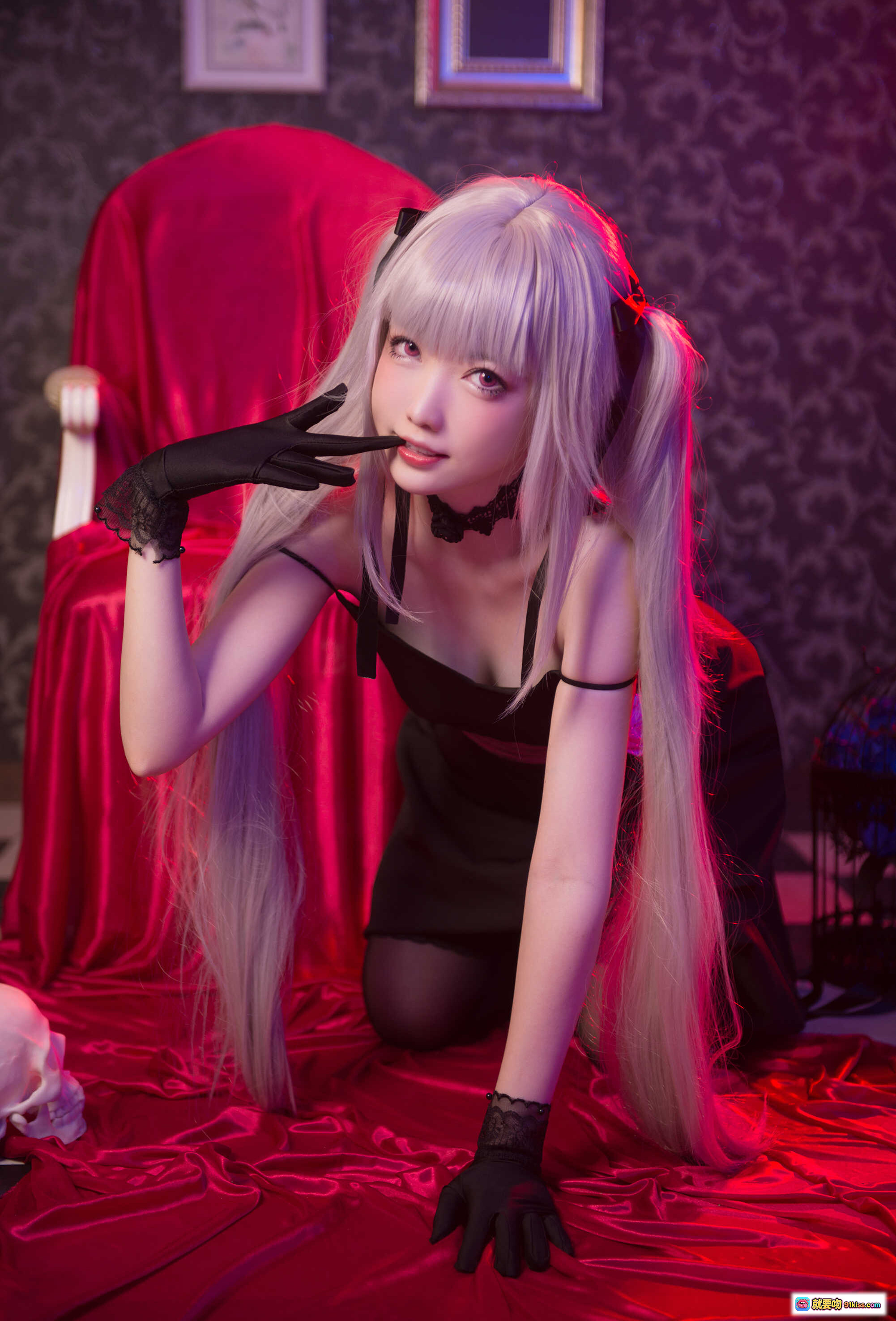 图片[3] - 妖少you1-篝之雾枝cosplay写真｜银发双马尾黑裙蕾丝袜红椅红酒杯哥特风美少女 - 就要吻
