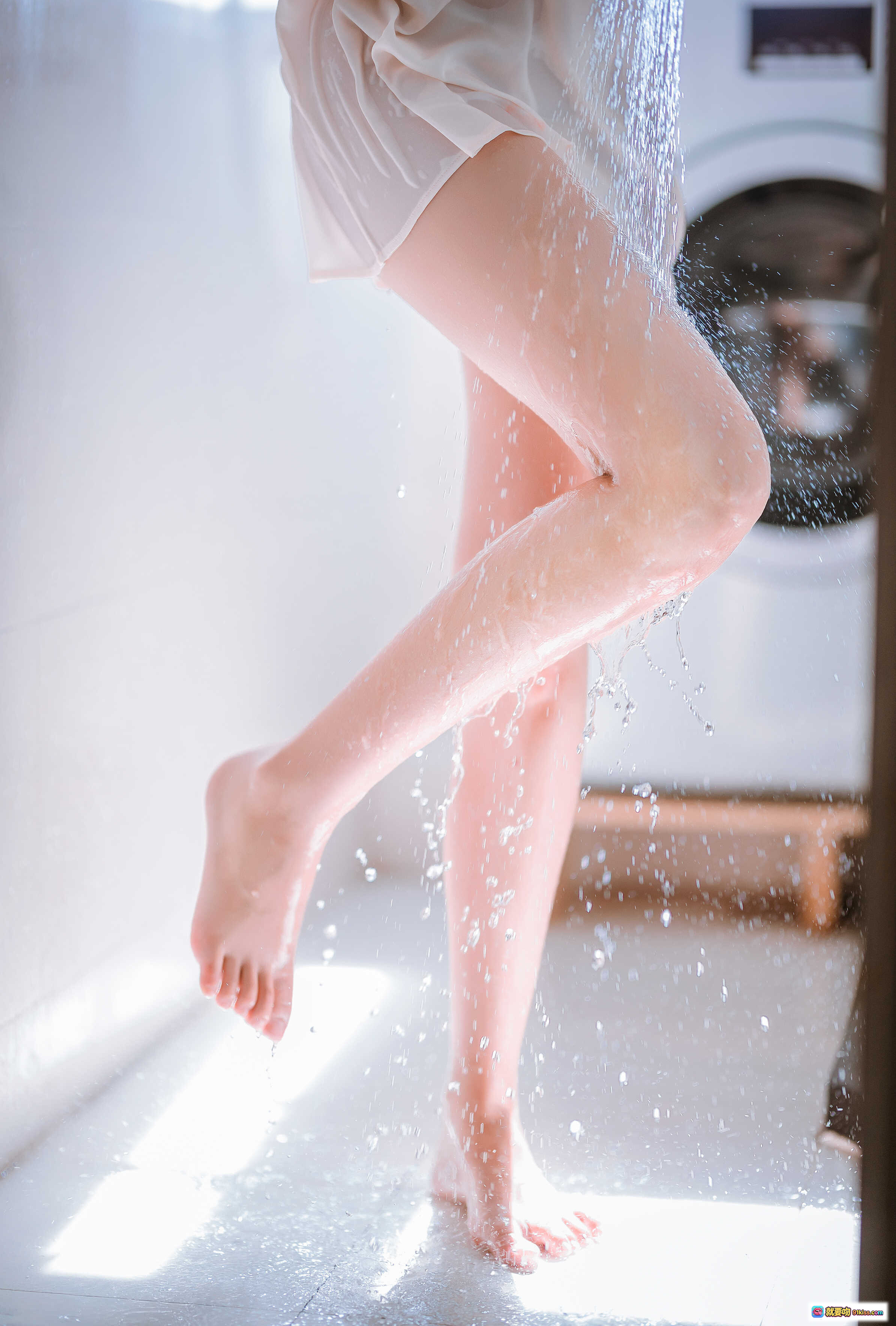 图片[4] - 三度_69 NO.035 赤夏 白色吊带裙浴室淋浴写真 21P高清美图 柔光氛围感少女私房摄影 - 就要吻