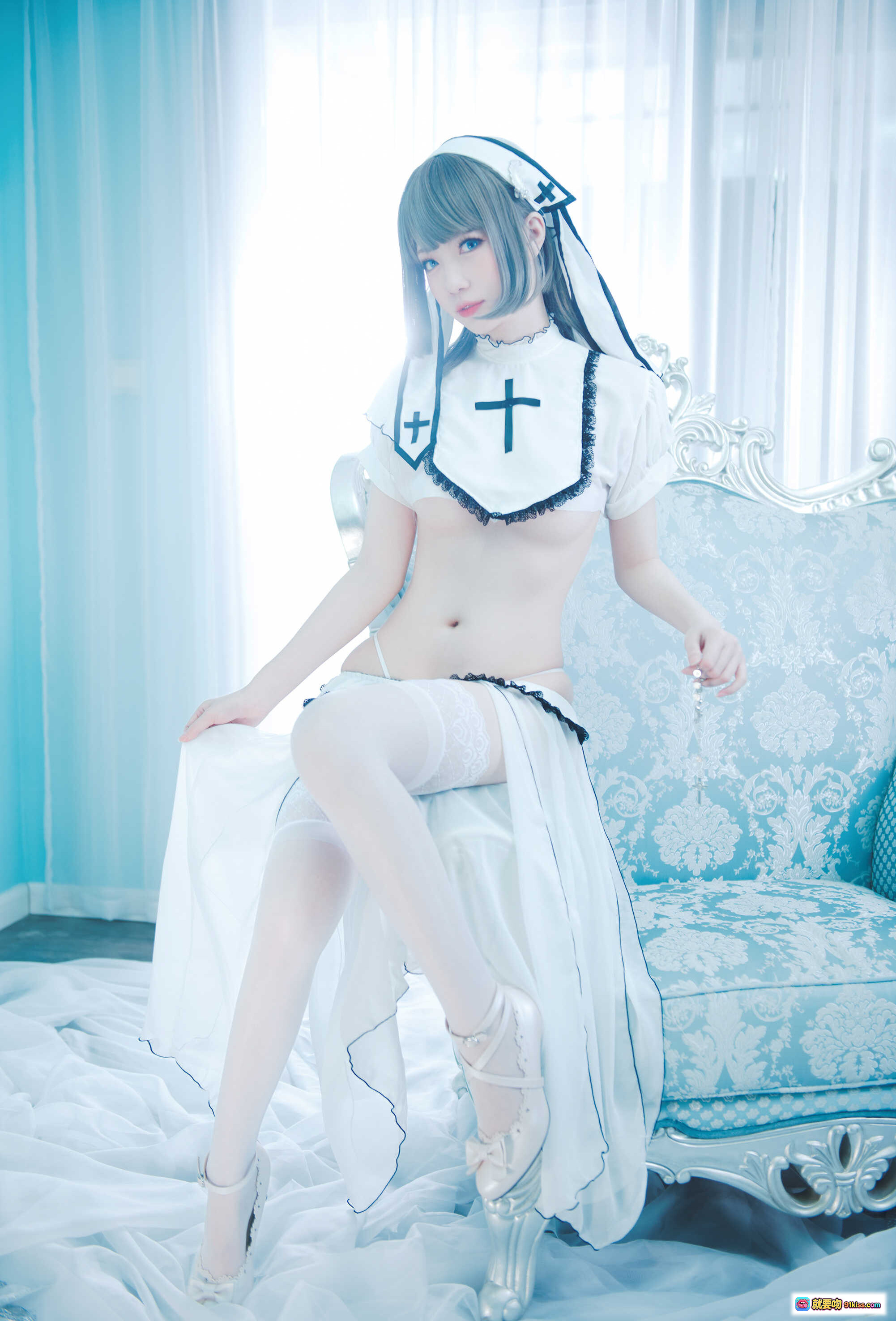 图片[1] - 妖少you1-Chaos 白色修女cosplay 甜美少女 欧式沙发写真 蓝白梦幻场景 高跟蕾丝袜 优雅坐姿 二次元风格 NO.001 - 就要吻
