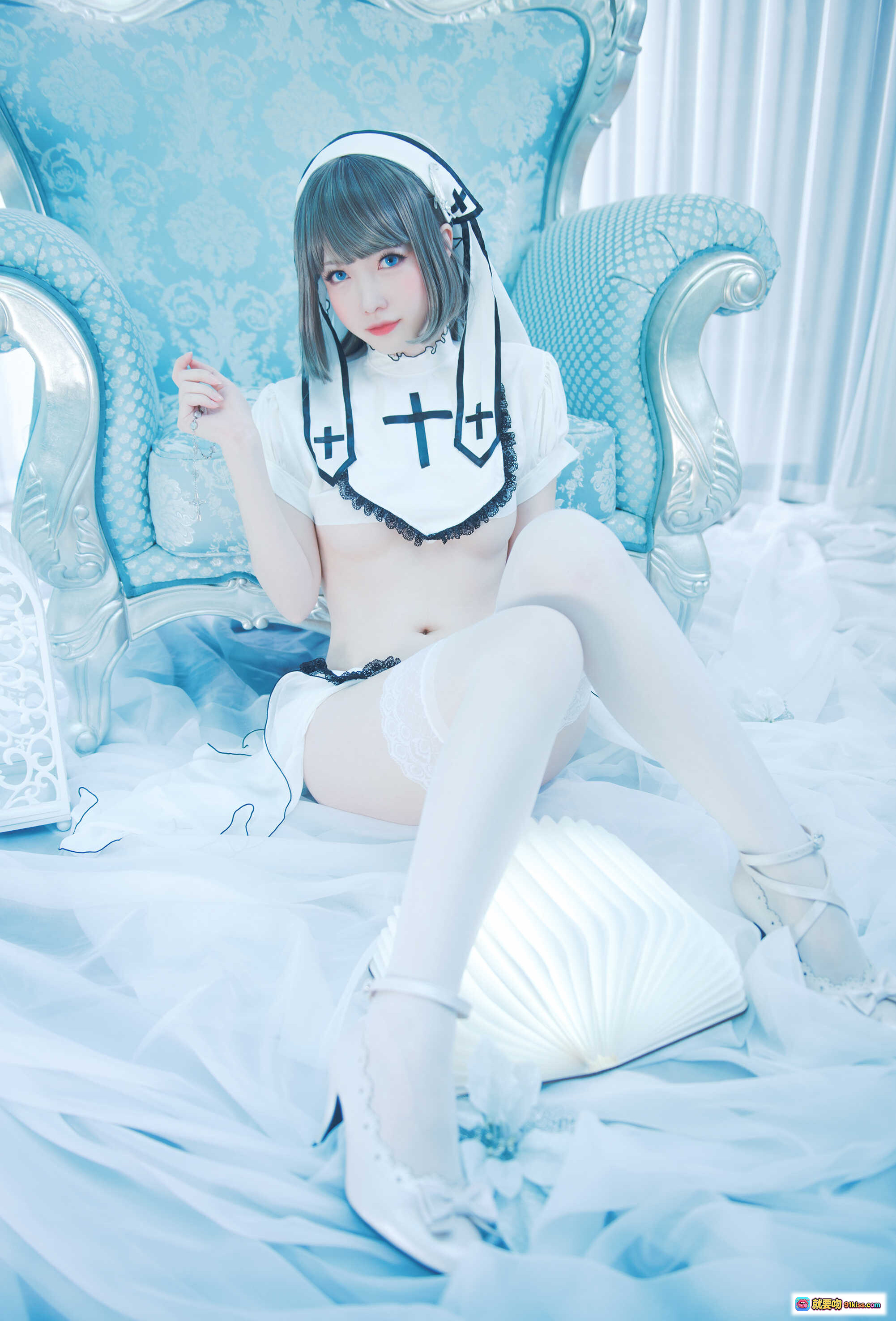 图片[6] - 妖少you1-Chaos 白色修女cosplay 甜美少女 欧式沙发写真 蓝白梦幻场景 高跟蕾丝袜 优雅坐姿 二次元风格 NO.001 - 就要吻