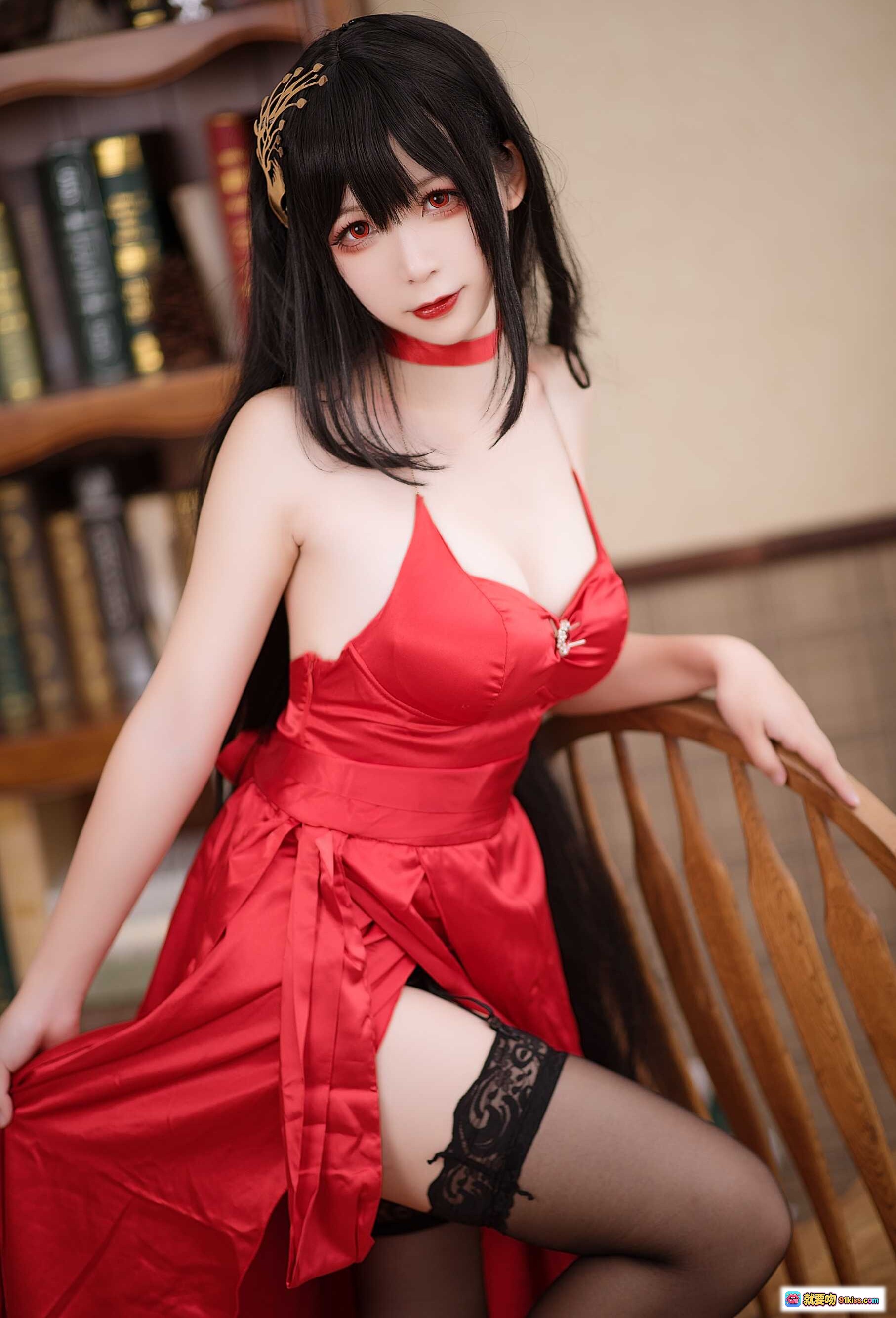 图片[8] - 樱落酱NO.004大凤礼服Cosplay 红色长裙高开叉黑丝美腿手持香槟杯优雅性感写真 - 就要吻