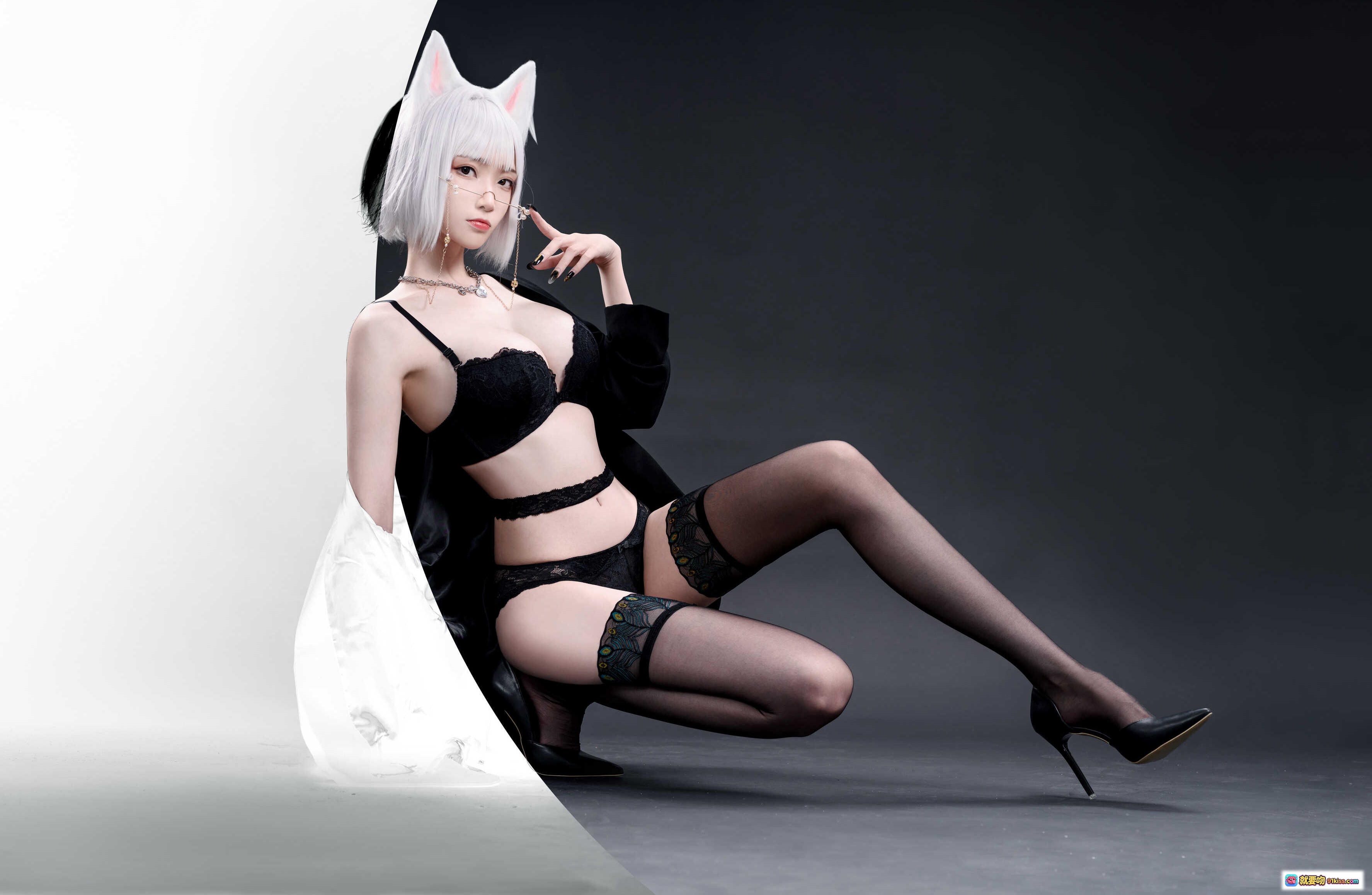 图片[5] - 青青子Js NO.017 狐狸与狼主题写真｜白发猫耳造型+黑色蕾丝内衣+灰色西装外套+高跟短靴｜时尚性感Cosplay摄影集 - 就要吻