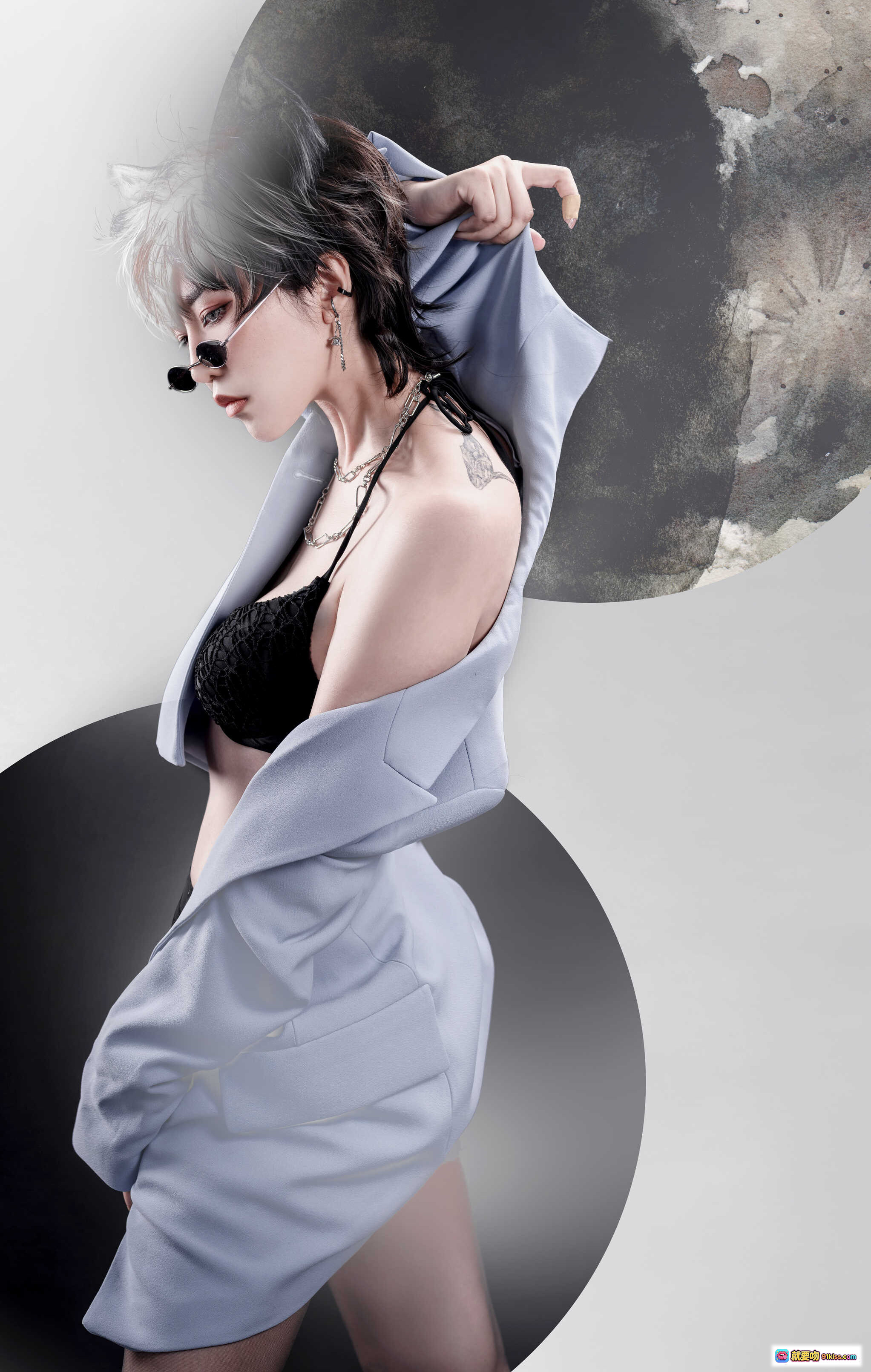 图片[2] - 青青子Js NO.017 狐狸与狼主题写真｜白发猫耳造型+黑色蕾丝内衣+灰色西装外套+高跟短靴｜时尚性感Cosplay摄影集 - 就要吻
