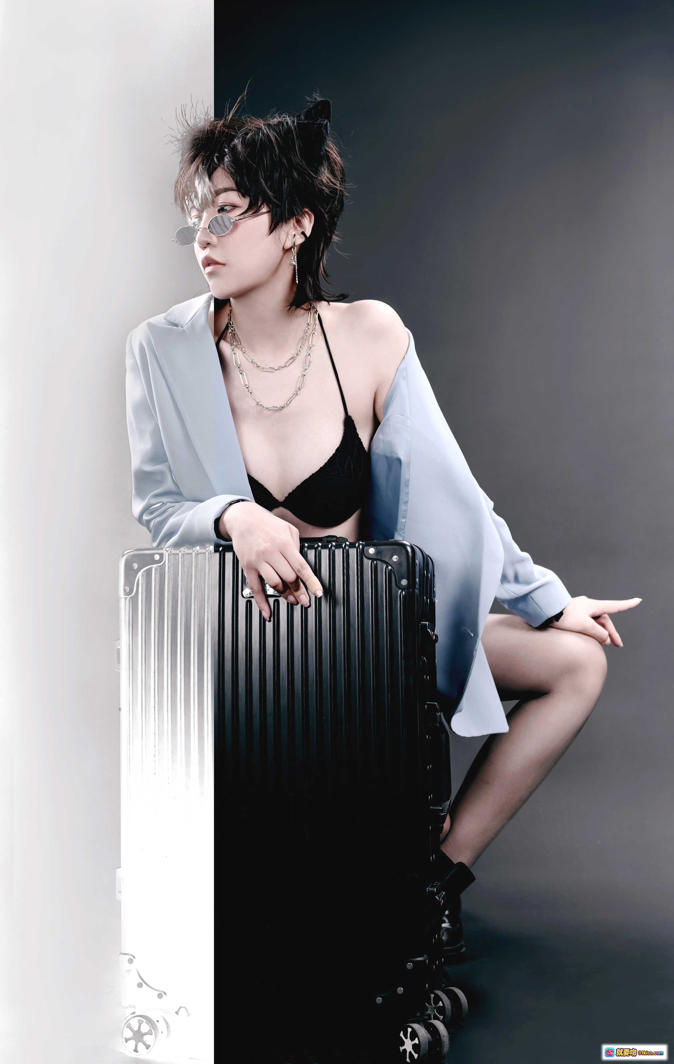 图片[3] - 青青子Js NO.017 狐狸与狼主题写真｜白发猫耳造型+黑色蕾丝内衣+灰色西装外套+高跟短靴｜时尚性感Cosplay摄影集 - 就要吻