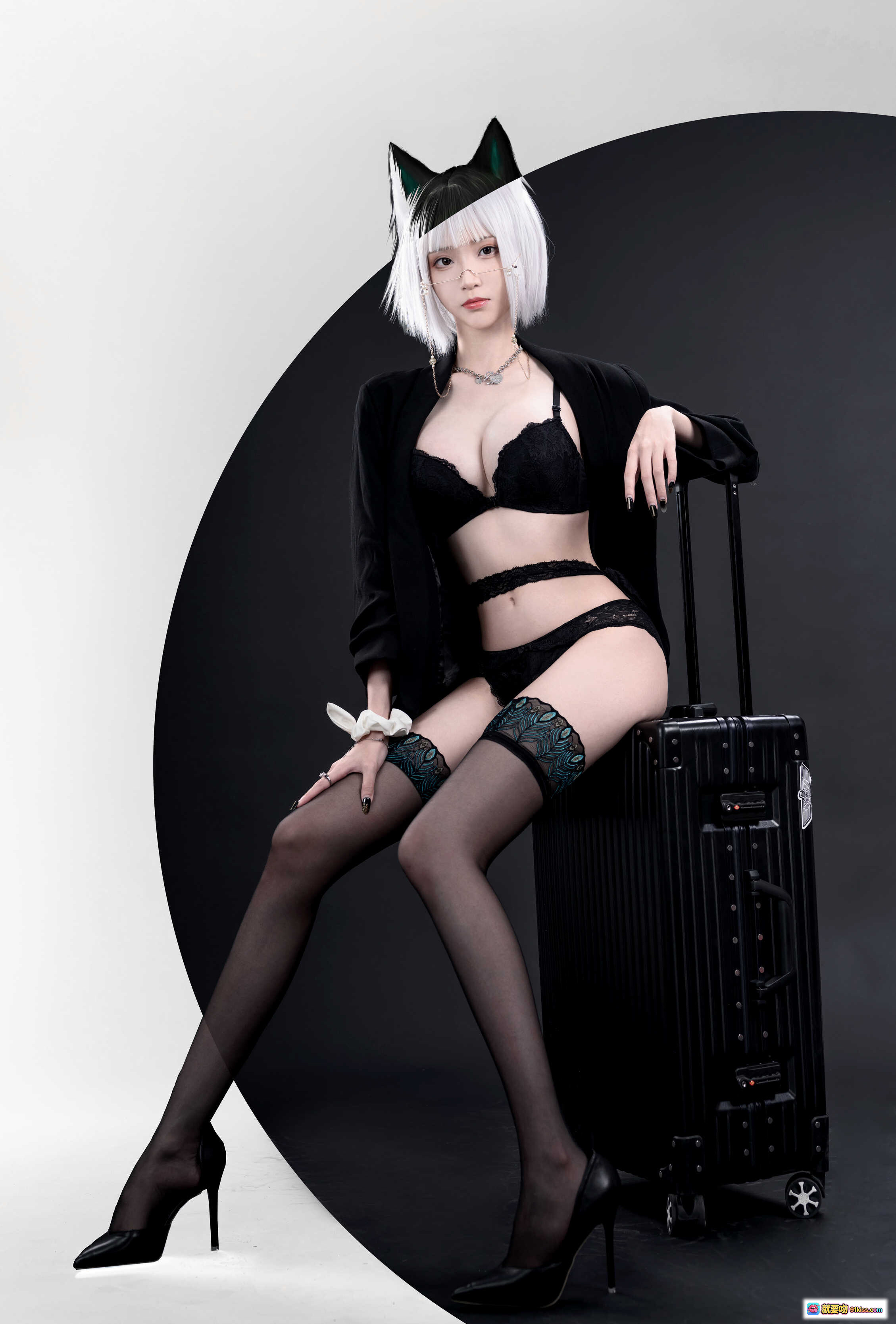 图片[10] - 青青子Js NO.017 狐狸与狼主题写真｜白发猫耳造型+黑色蕾丝内衣+灰色西装外套+高跟短靴｜时尚性感Cosplay摄影集 - 就要吻