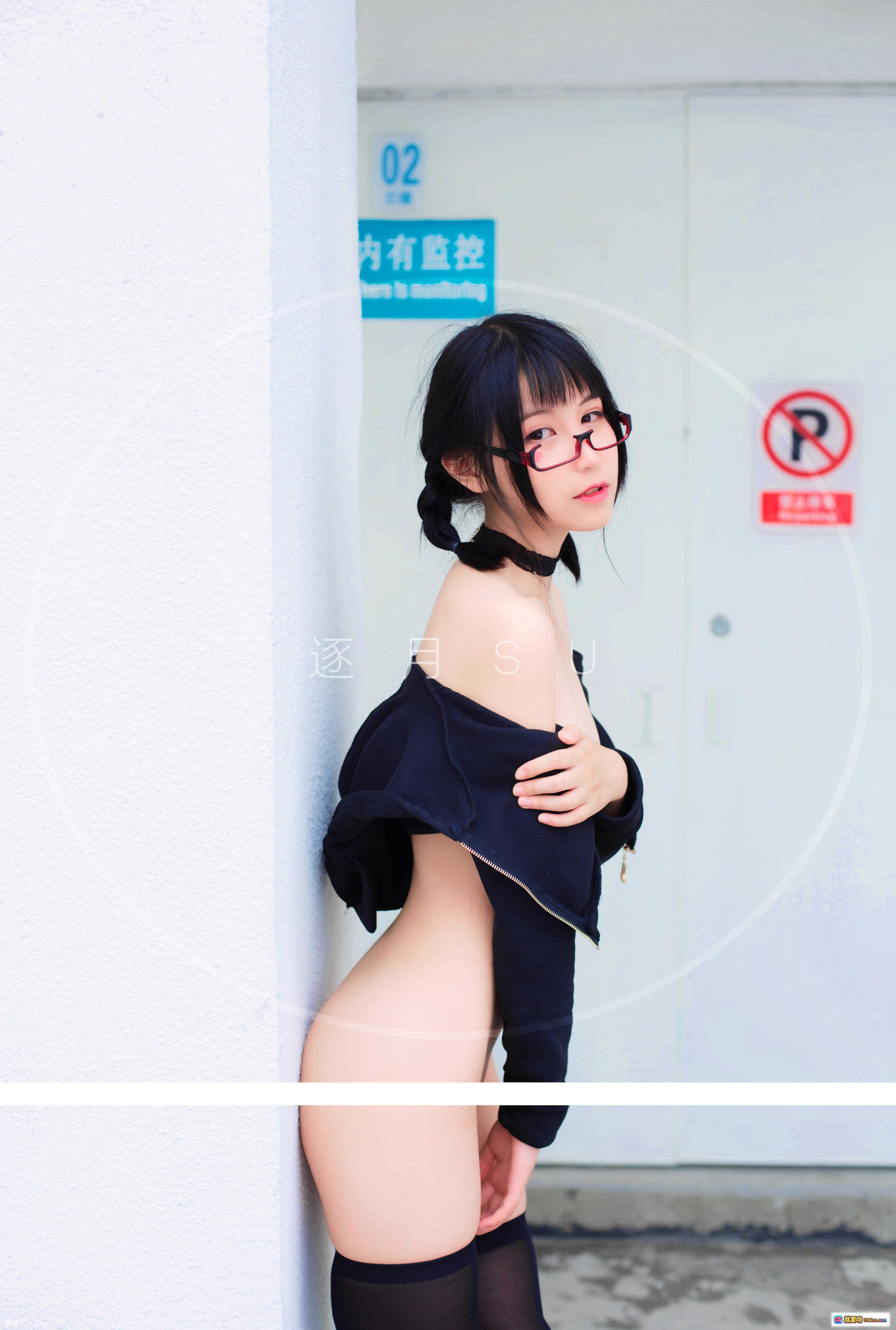 图片[1] - 逐月SU日常写真｜兔耳眼镜少女手持发光道具｜清纯性感穿搭｜NO.026写真集 - 就要吻