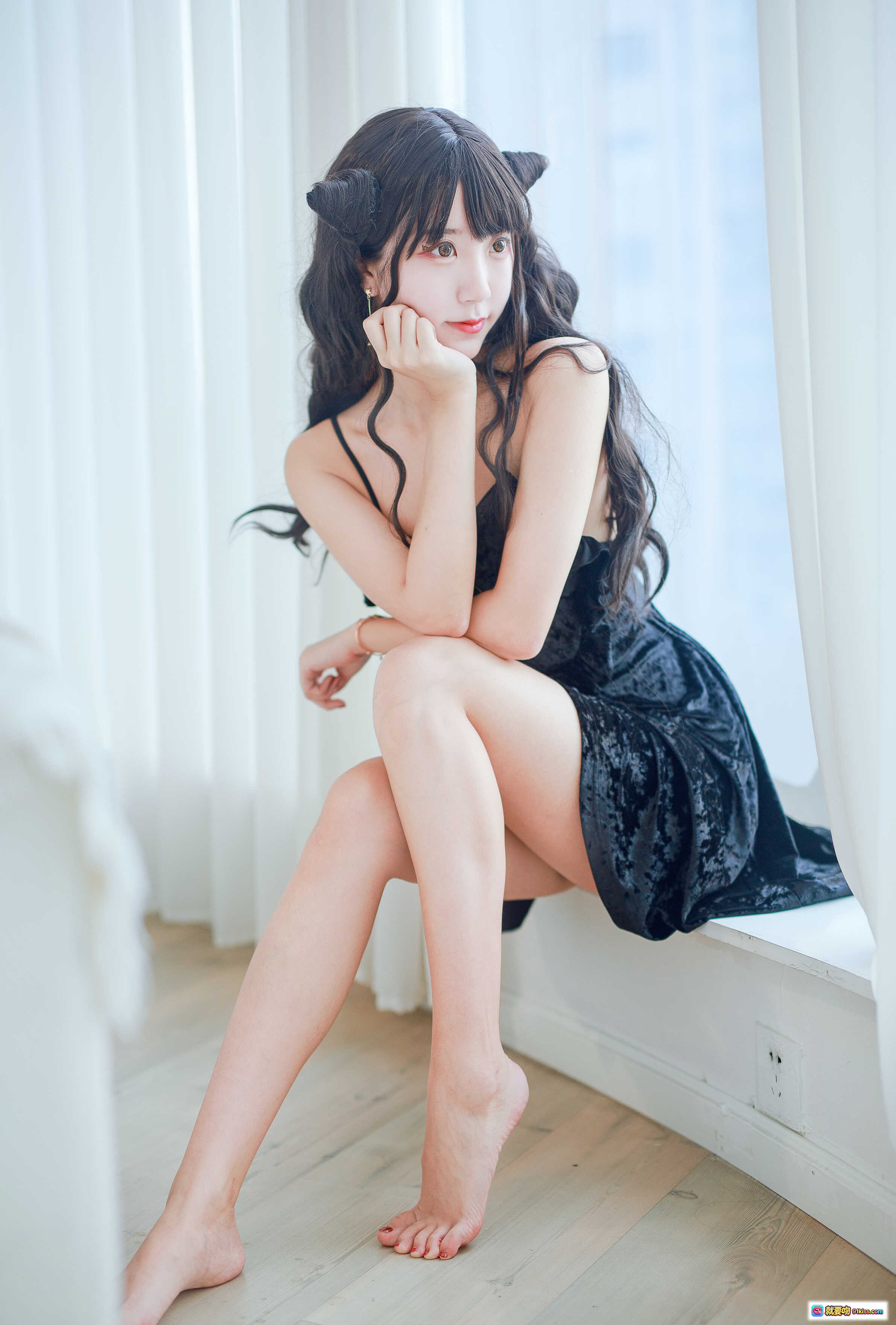图片[5] - 黑川NO.020小恶魔黑裙写真｜窗边少女性感吊带裙Cosplay美腿玉足私房照 - 就要吻