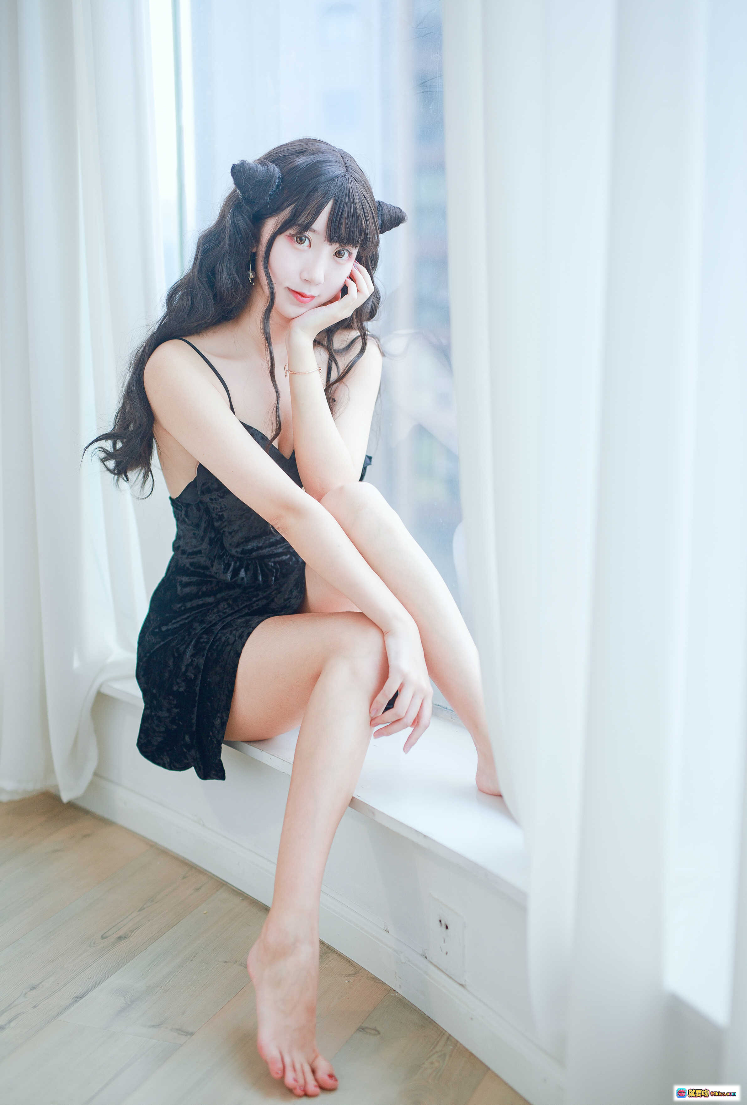 黑川NO.020小恶魔黑裙写真｜窗边少女性感吊带裙Cosplay美腿玉足私房照 - 就要吻