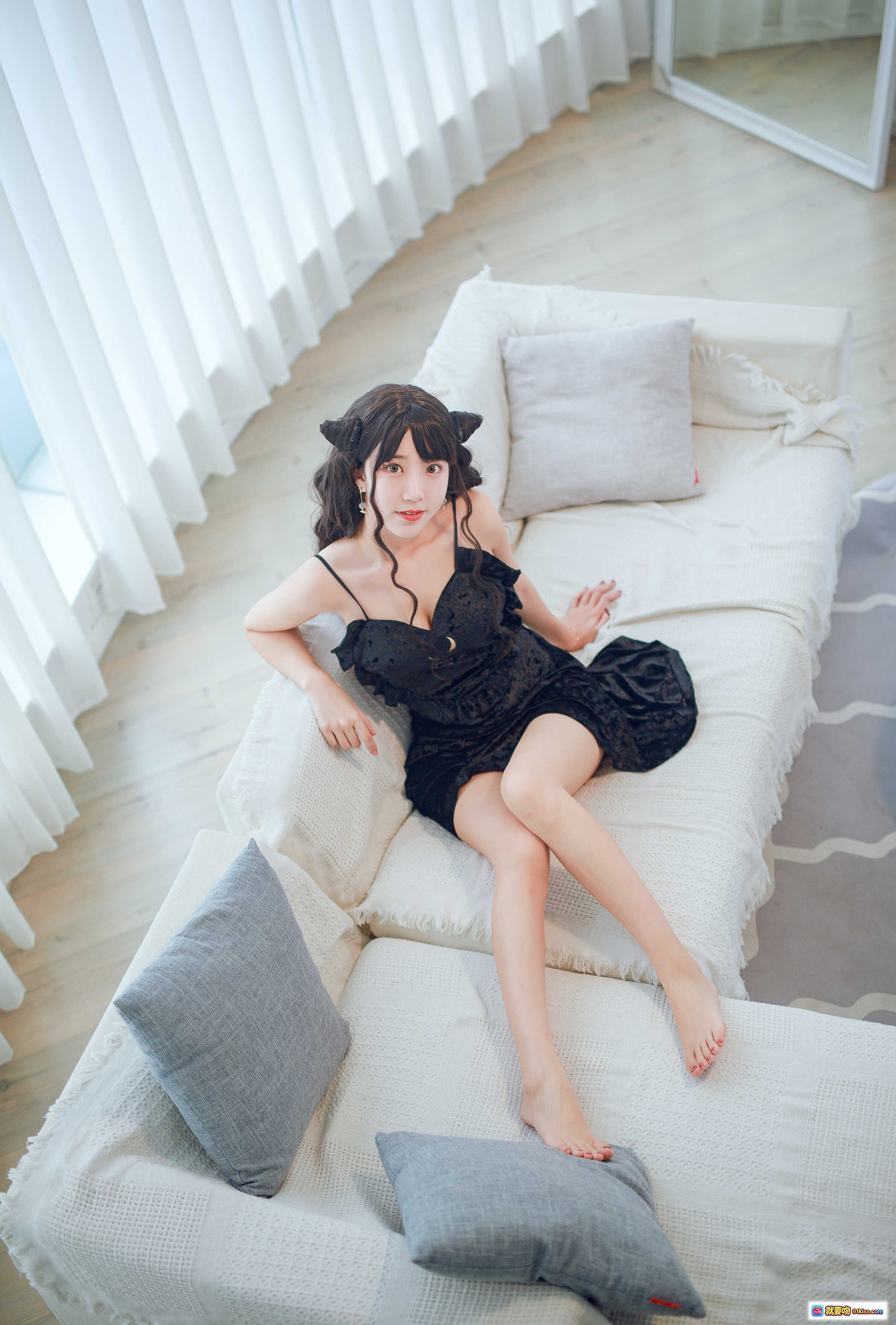 图片[10] - 黑川NO.020小恶魔黑裙写真｜窗边少女性感吊带裙Cosplay美腿玉足私房照 - 就要吻
