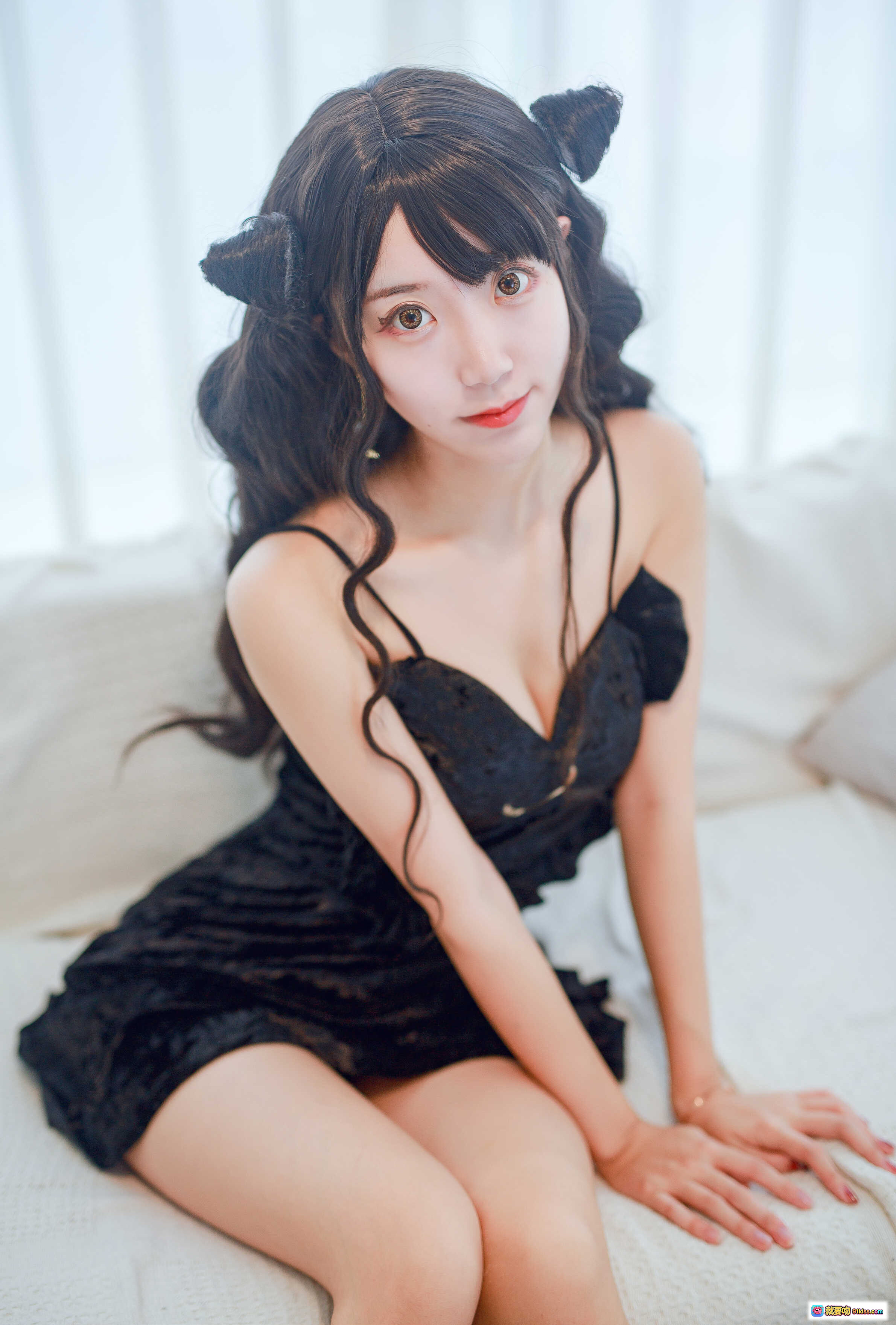 图片[9] - 黑川NO.020小恶魔黑裙写真｜窗边少女性感吊带裙Cosplay美腿玉足私房照 - 就要吻