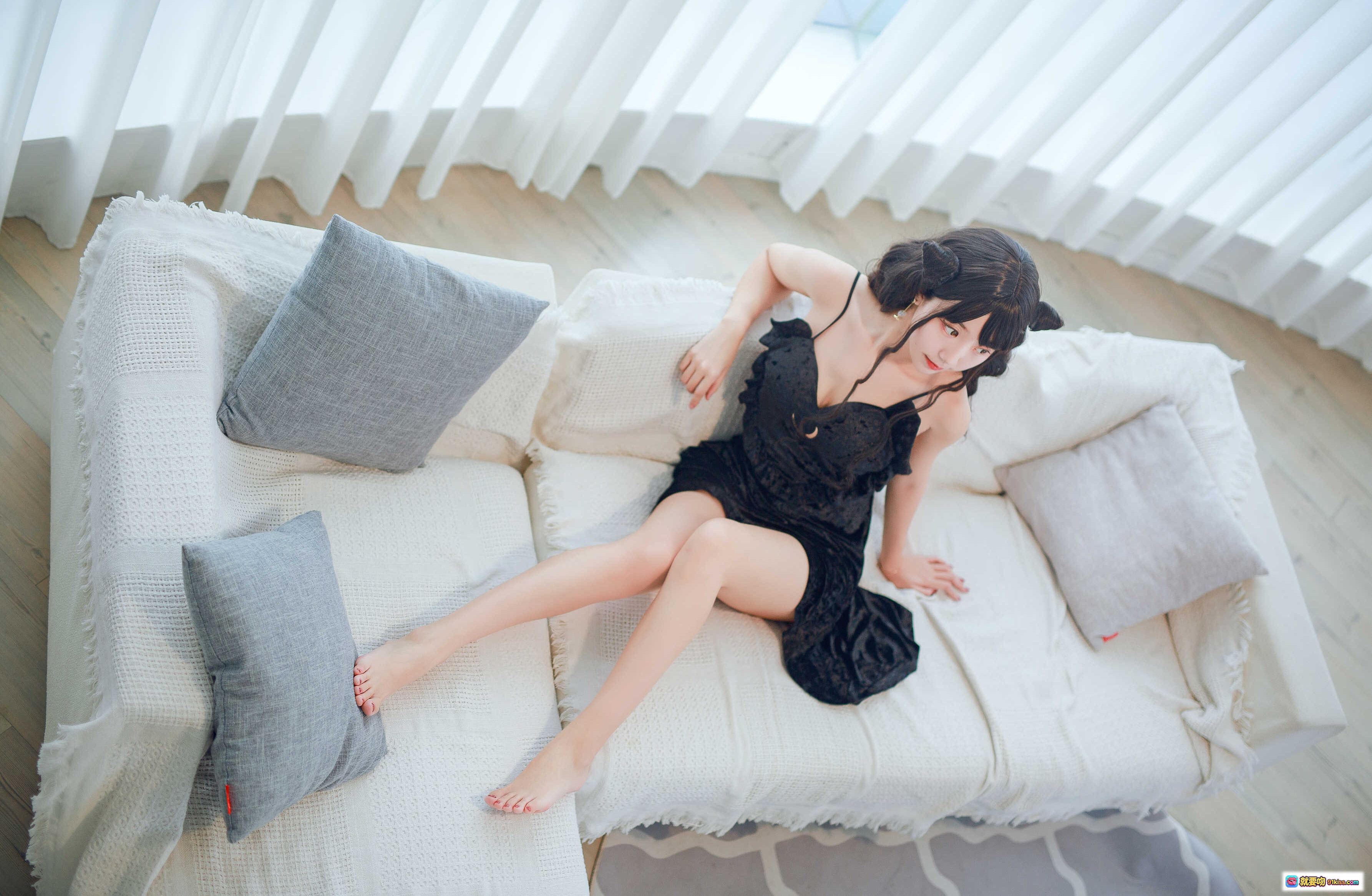 图片[2] - 黑川NO.020小恶魔黑裙写真｜窗边少女性感吊带裙Cosplay美腿玉足私房照 - 就要吻