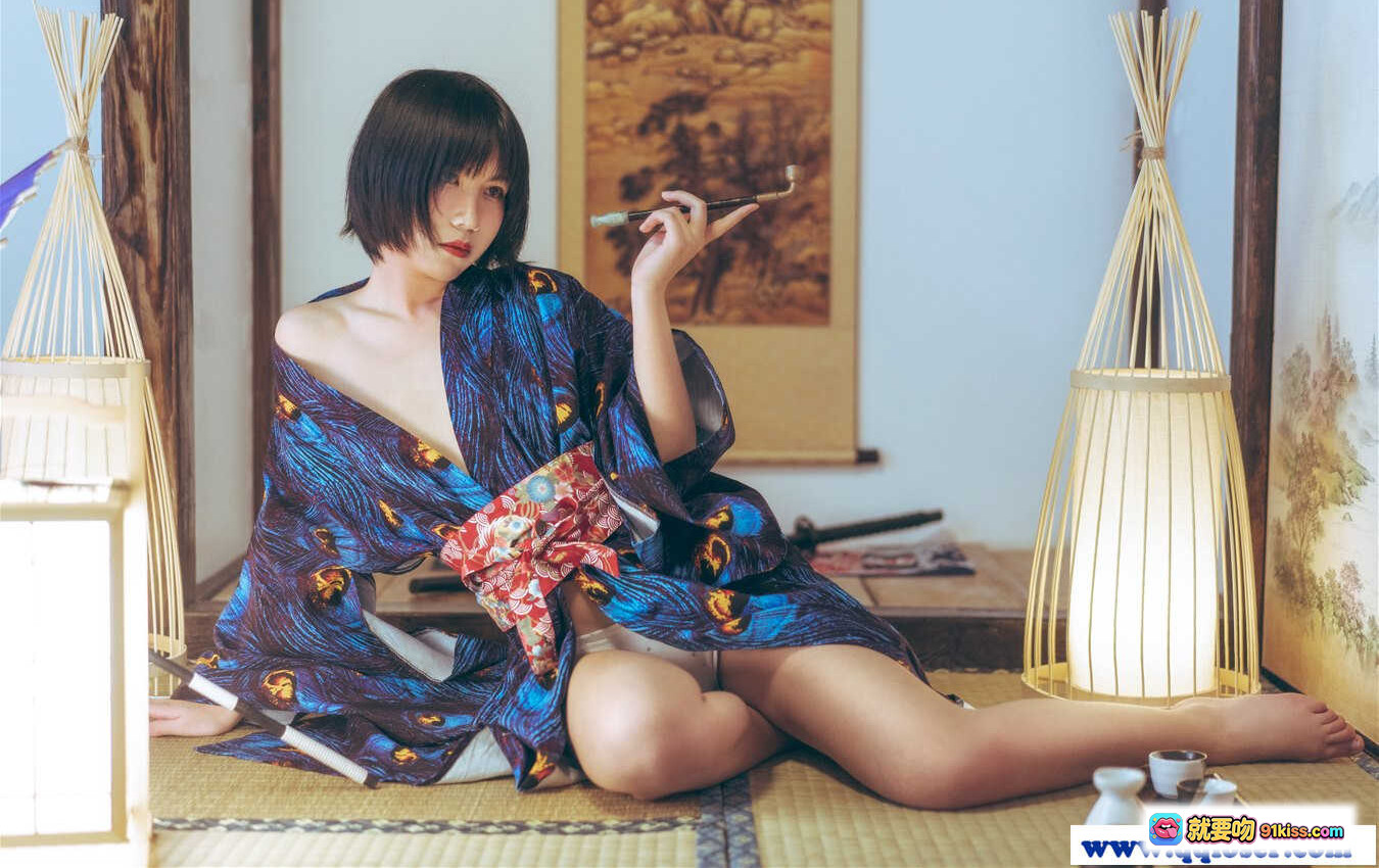 图片[2] - 逐月SU孔雀和服写真｜日式传统美少女｜紫色油纸伞｜和风室内场景｜优雅坐姿｜精致刺绣和服｜复古挂画背景 - 就要吻