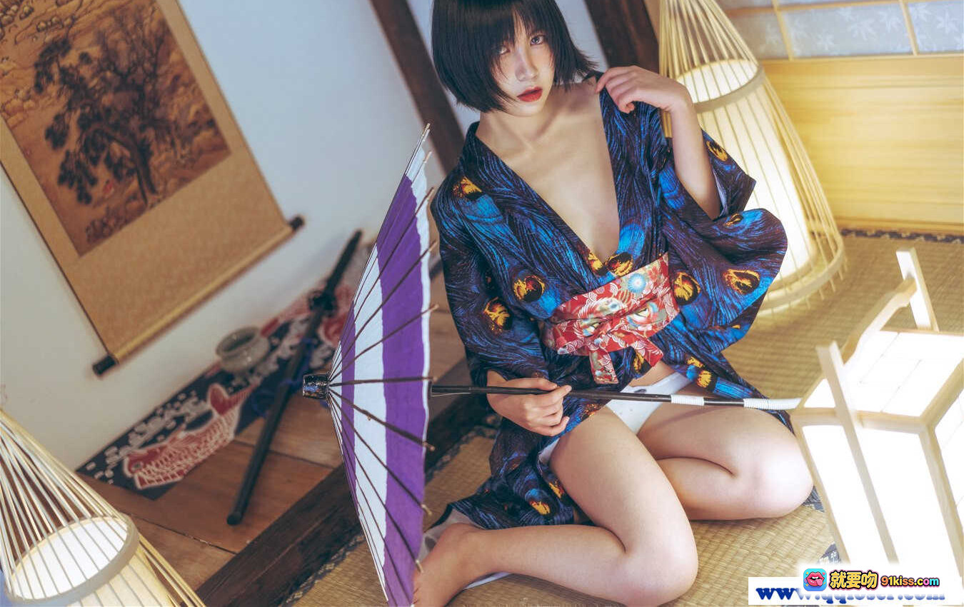 图片[1] - 逐月SU孔雀和服写真｜日式传统美少女｜紫色油纸伞｜和风室内场景｜优雅坐姿｜精致刺绣和服｜复古挂画背景 - 就要吻