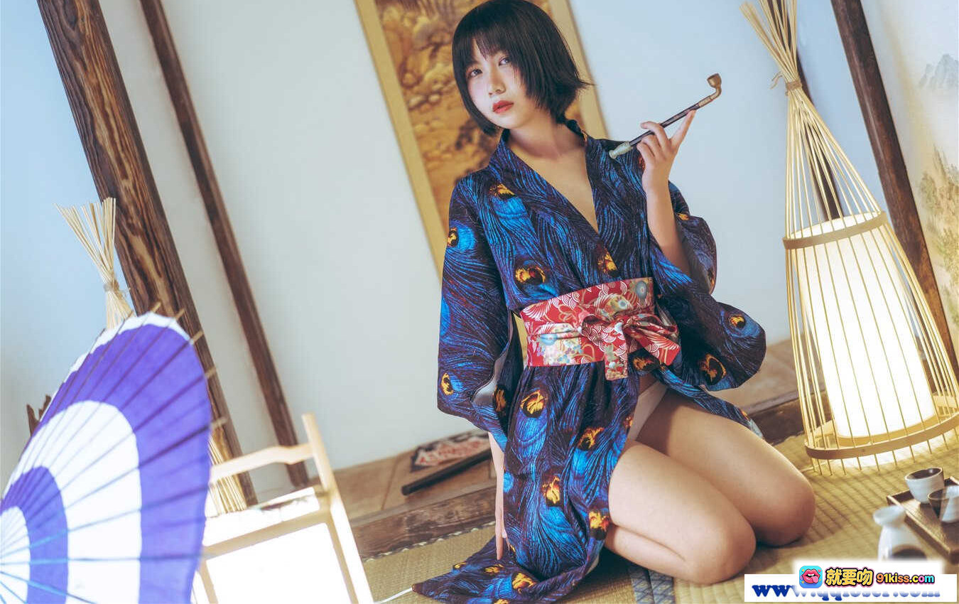 图片[9] - 逐月SU孔雀和服写真｜日式传统美少女｜紫色油纸伞｜和风室内场景｜优雅坐姿｜精致刺绣和服｜复古挂画背景 - 就要吻
