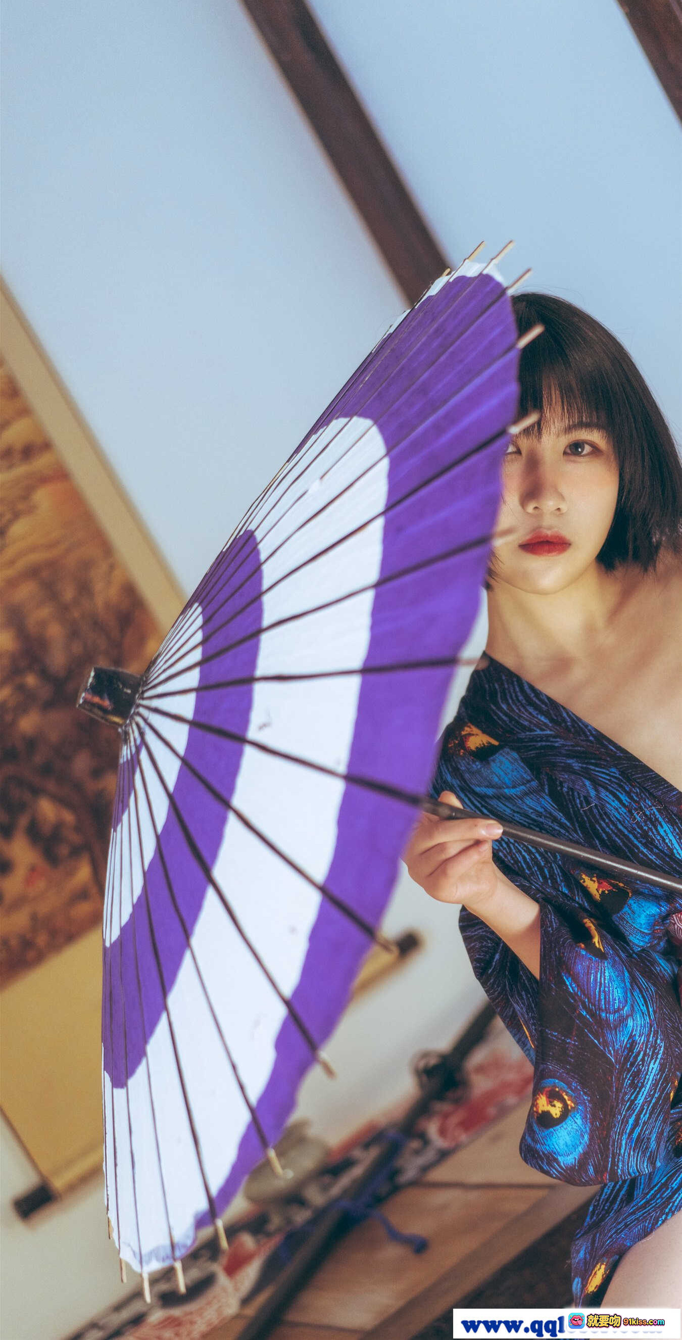 图片[5] - 逐月SU孔雀和服写真｜日式传统美少女｜紫色油纸伞｜和风室内场景｜优雅坐姿｜精致刺绣和服｜复古挂画背景 - 就要吻