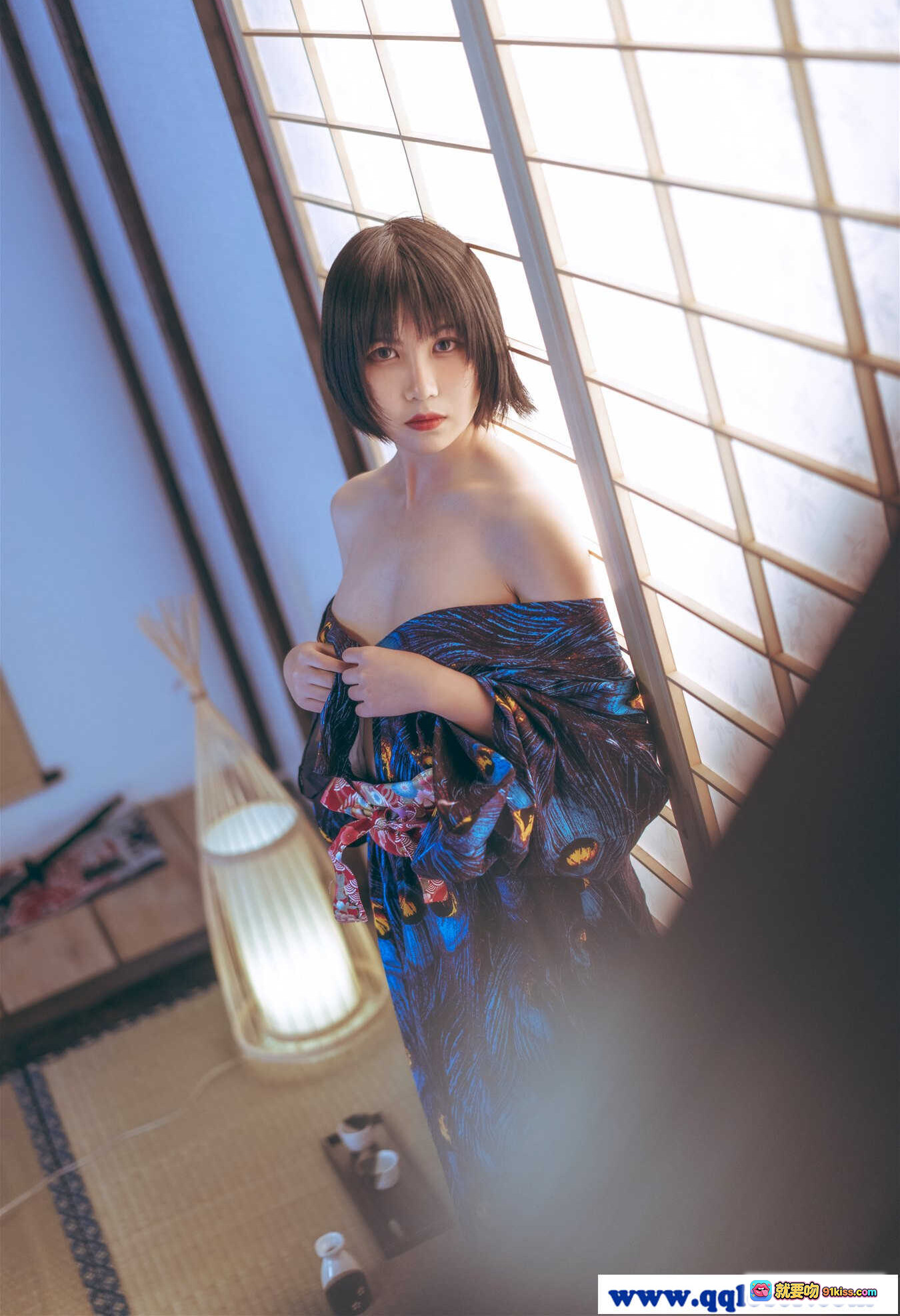 图片[7] - 逐月SU孔雀和服写真｜日式传统美少女｜紫色油纸伞｜和风室内场景｜优雅坐姿｜精致刺绣和服｜复古挂画背景 - 就要吻