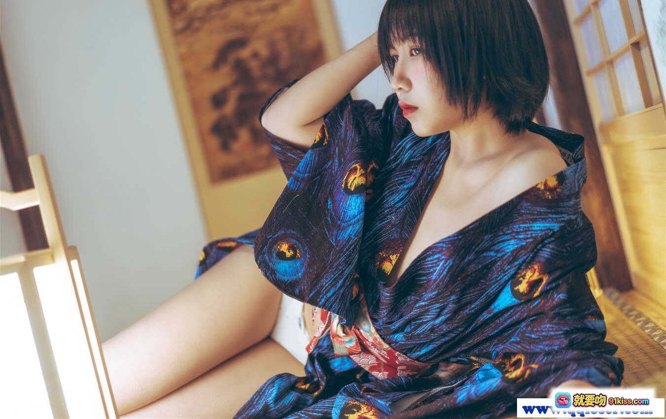 图片[10] - 逐月SU孔雀和服写真｜日式传统美少女｜紫色油纸伞｜和风室内场景｜优雅坐姿｜精致刺绣和服｜复古挂画背景 - 就要吻