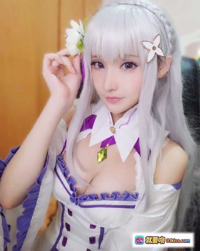 图片[4] - 金发双马尾少女cos写真｜甜美萝莉风穿搭｜白色印花T恤+彩色短裤｜居家坐姿拍摄｜高清17P美图 - 就要吻