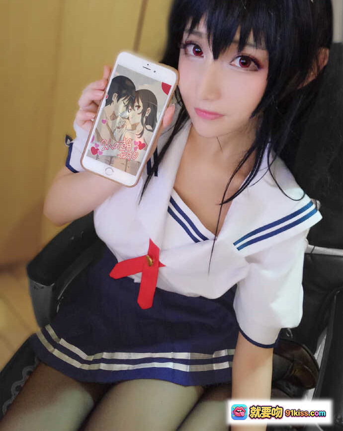 图片[10] - 金发双马尾少女cos写真｜甜美萝莉风穿搭｜白色印花T恤+彩色短裤｜居家坐姿拍摄｜高清17P美图 - 就要吻