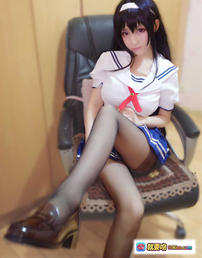 图片[7] - 金发双马尾少女cos写真｜甜美萝莉风穿搭｜白色印花T恤+彩色短裤｜居家坐姿拍摄｜高清17P美图 - 就要吻