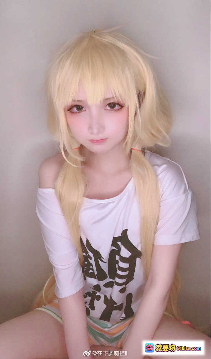 图片[1] - 金发双马尾少女cos写真｜甜美萝莉风穿搭｜白色印花T恤+彩色短裤｜居家坐姿拍摄｜高清17P美图 - 就要吻