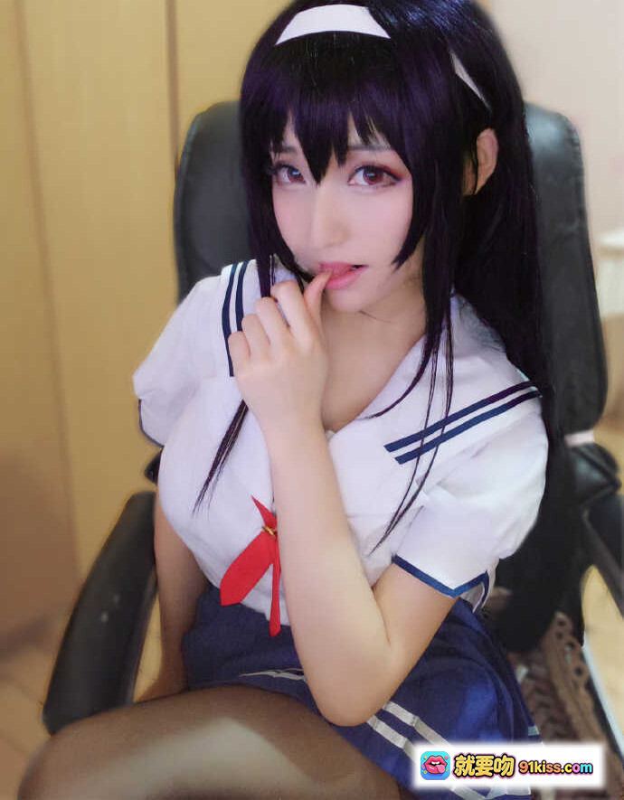 图片[3] - 金发双马尾少女cos写真｜甜美萝莉风穿搭｜白色印花T恤+彩色短裤｜居家坐姿拍摄｜高清17P美图 - 就要吻