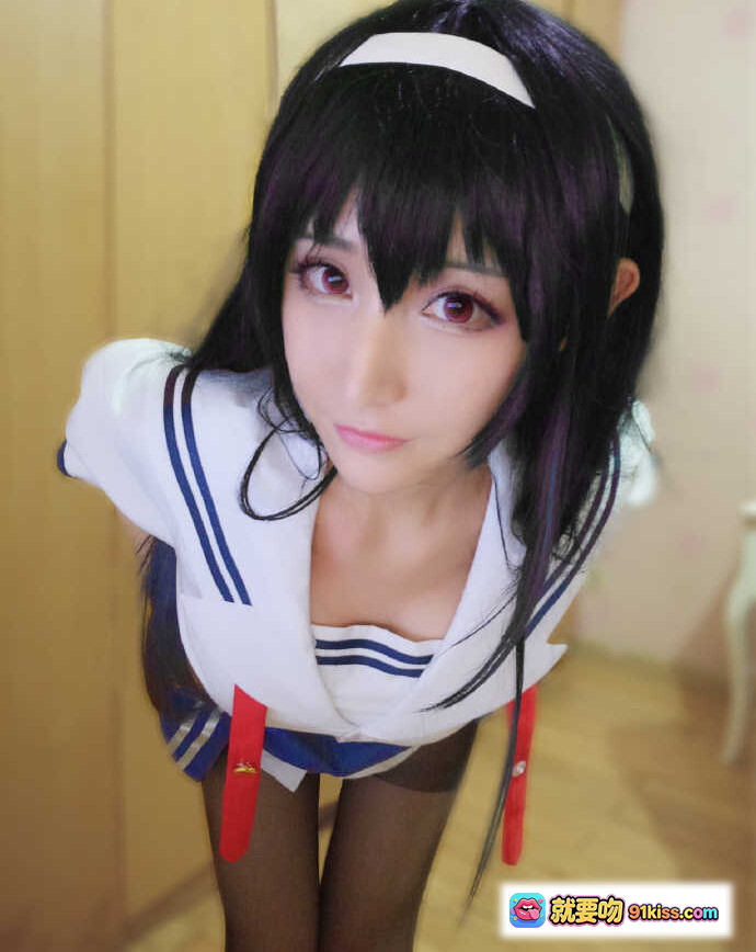 图片[9] - 金发双马尾少女cos写真｜甜美萝莉风穿搭｜白色印花T恤+彩色短裤｜居家坐姿拍摄｜高清17P美图 - 就要吻