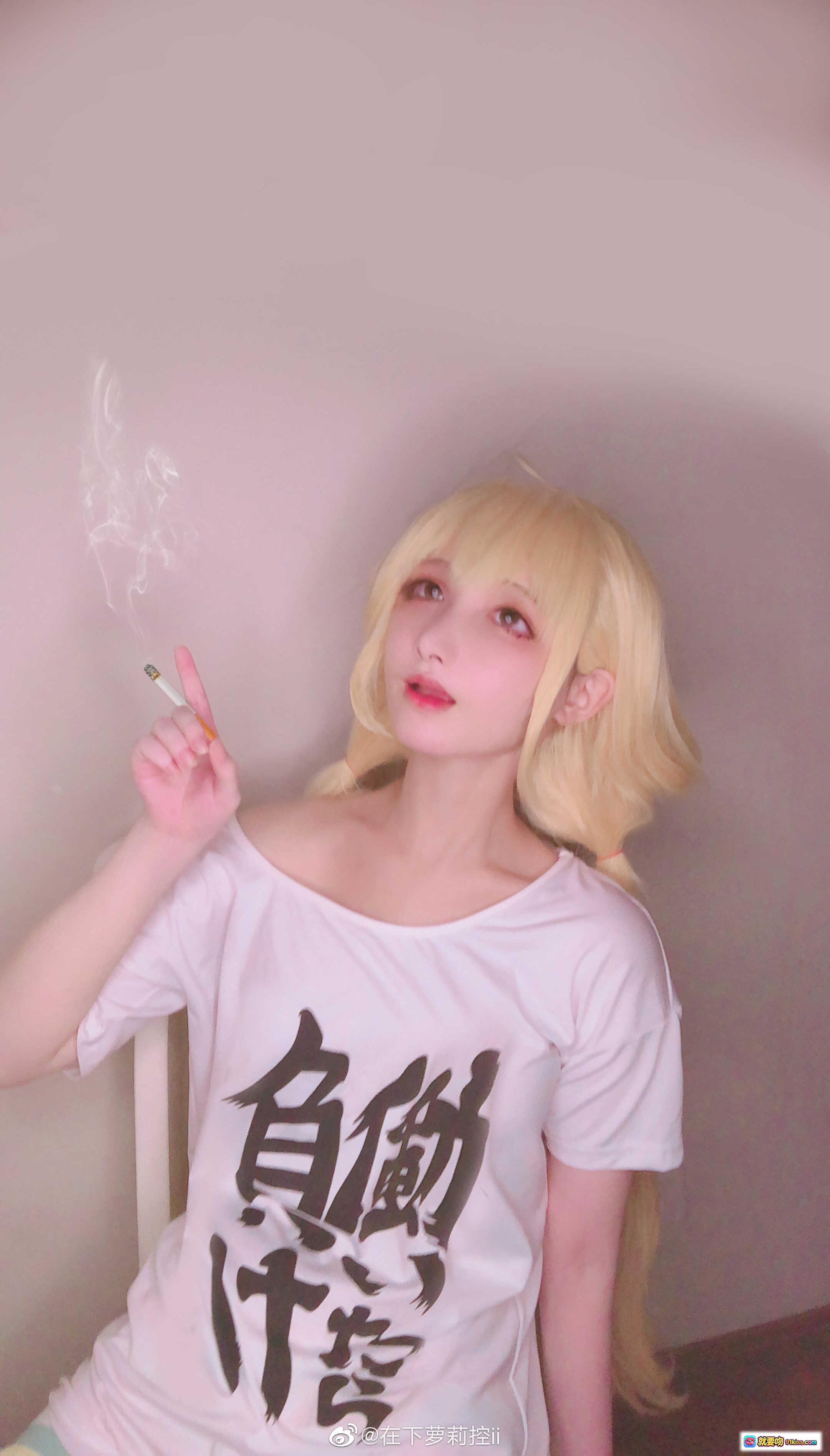 图片[8] - 金发双马尾少女cos写真｜甜美萝莉风穿搭｜白色印花T恤+彩色短裤｜居家坐姿拍摄｜高清17P美图 - 就要吻
