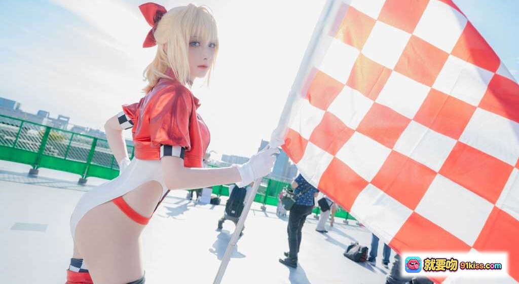 图片[5] - C96 Cosplay写真 | 金发红耳少女 | 白红黑赛车服 | 高筒靴手套造型 | 户外屋顶拍摄 | 精致妆容性感姿态 - 就要吻