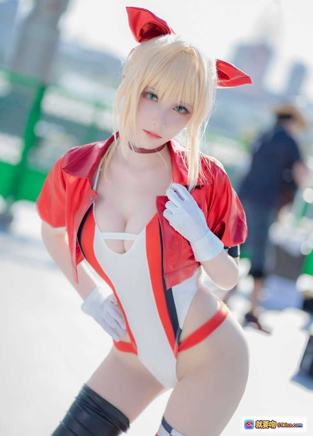 图片[3] - C96 Cosplay写真 | 金发红耳少女 | 白红黑赛车服 | 高筒靴手套造型 | 户外屋顶拍摄 | 精致妆容性感姿态 - 就要吻