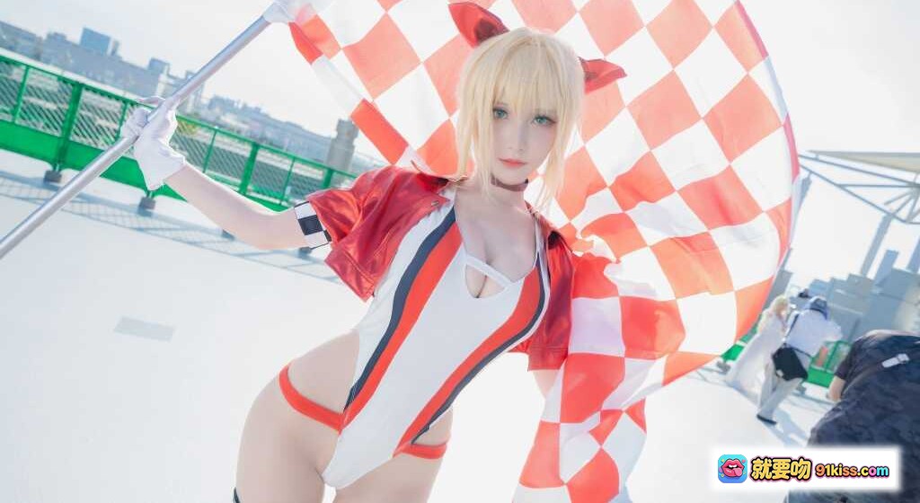 图片[10] - C96 Cosplay写真 | 金发红耳少女 | 白红黑赛车服 | 高筒靴手套造型 | 户外屋顶拍摄 | 精致妆容性感姿态 - 就要吻