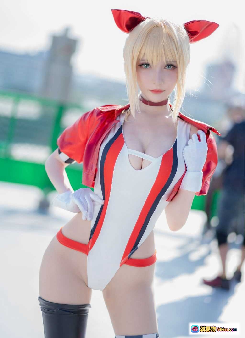 图片[2] - C96 Cosplay写真 | 金发红耳少女 | 白红黑赛车服 | 高筒靴手套造型 | 户外屋顶拍摄 | 精致妆容性感姿态 - 就要吻