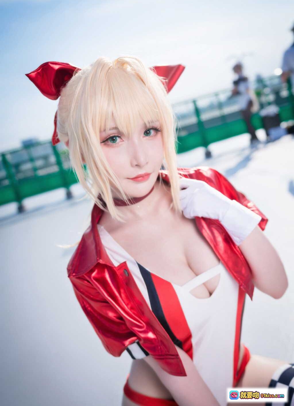 图片[4] - C96 Cosplay写真 | 金发红耳少女 | 白红黑赛车服 | 高筒靴手套造型 | 户外屋顶拍摄 | 精致妆容性感姿态 - 就要吻